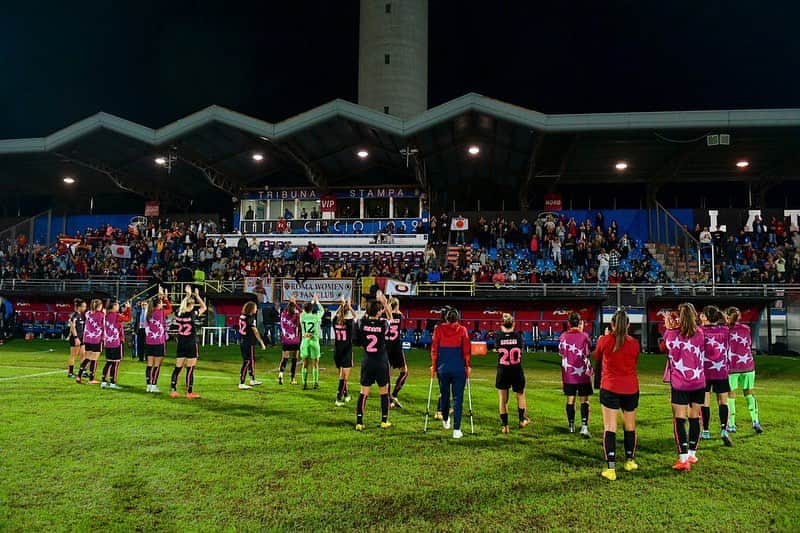 南萌華さんのインスタグラム写真 - (南萌華Instagram)「La mia prima sfida all'estero, la stagione con l'ASRoma Femminile, è giunta al termine.  Ho iniziato la stagione per metà entusiasta e per metà preoccupata di come sarebbe andata. Subito dopo ci sono state le qualificazioni alla Champions League, poi il campionato è iniziato in un lampo e, ripensandoci, è stata davvero una stagione incedibile. Siamo arrivati agli ultimi otto di Champions League, abbiamo vinto il campionato, la Supercoppa e siamo arrivati secondi in Coppa Italia.  Voglio davvero ringraziare tutta la squadra per questi grandi risultati. Non potrò mai ringraziarvi abbastanza  per avermi sempre aiutata e sostenuta 😭  Voglio anche ringraziare tutti i tifosi e i sostenitori che hanno sempre lottato con noi. Mi avete aiutata, mi avete rallegrata e mi avete reso felice con voi. Siete stati la fonte della mia forza! Grazie anche a coloro che mi hanno sostenuto dal Giappone😊  È stato sicuramente l'anno più emozionante e incedibile della mia carriera! Farò del mio meglio per ripartire da qui e crescere ancora di più 💪  初めての海外挑戦、ASRoma Femminile でのシーズンが終わりました。  最初はどうなるのか、ワクワクと不安半分半分でスタートしたシーズン。 すぐにチャンピオンズリーグの予選があって、そしたらあっという間にリーグ戦が始まって、振り返ると本当に怒涛のシーズンだったなと。 チャンピオンズリーグベスト8、リーグ優勝、スーパーコッパ優勝、コッパイタリア準優勝。  こんなに素晴らしい結果を残せたのは、本当にチームのみんなのおかげです。 いつも助けてくれて、声をかけてくれて、本当にみんなには感謝してもしきれません😭  そして常に一緒に戦ってくれた、ファン・サポーターのみんなさんにも感謝でいっぱいです。 たくさん声をかけてくれて、応援してくれて、一緒に喜んで。私のパワーの源でした！ 日本から応援してくださった皆さんも本当にありがとうございました😊  私のサッカー人生で間違いなく1番刺激的な1年でした！ ここをスタートにもっと成長していけるように頑張ります💪  #asromafemminile  #南萌華」6月5日 17時22分 - moeka_1207