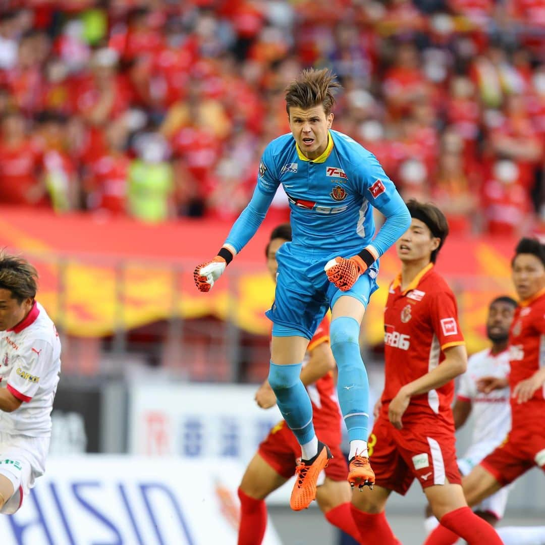 ミチェル・ランゲラクさんのインスタグラム写真 - (ミチェル・ランゲラクInstagram)「Another win is always the best way to finish the weekend 😀 a huge effort by everyone at the club to get the 3 points. Onwards and upwards from here! As always thank you to all our supporters who pushed us the whole way! ❤️💛 #grampus」6月5日 17時23分 - mitchlangerak