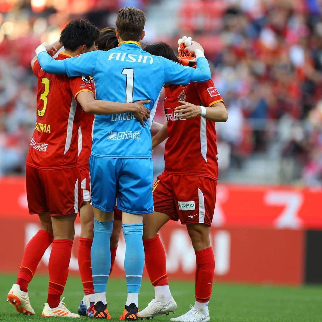 ミチェル・ランゲラクさんのインスタグラム写真 - (ミチェル・ランゲラクInstagram)「Another win is always the best way to finish the weekend 😀 a huge effort by everyone at the club to get the 3 points. Onwards and upwards from here! As always thank you to all our supporters who pushed us the whole way! ❤️💛 #grampus」6月5日 17時23分 - mitchlangerak