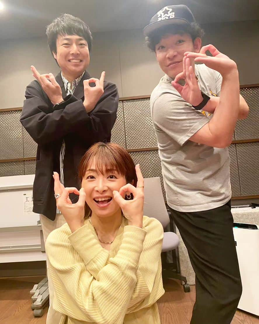 林智美 さんのインスタグラム写真 - (林智美 Instagram)「チームトクニチ🦸‍♀✨ わたし的には、 なかなかに良いバランスの3人なのでは？？ と勝手に思っていますが、、、笑 いかがでしょ😁？  #ダブルピースはあかんかったか #お金ポーズ #いや一応トクニチポーズ #最後はなんやろか笑 #トクニチ #得する日曜日 #ABCラジオ #朝日放送 #ラジオ #radio #ラジオDJ #アシスタント #信濃岳夫 さん #もじゃ吉田 さん #吉本新喜劇 #人生設計ナビ #ファイナンシャルプランナー #お金のプロです #お金にまつわるご相談お待ちしています #毎週日曜日 #お昼12時半から #radiko #radikoでもどうぞ」6月5日 17時30分 - h_tomomi_i