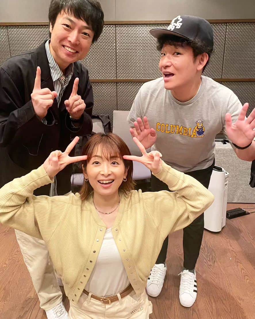 林智美 さんのインスタグラム写真 - (林智美 Instagram)「チームトクニチ🦸‍♀✨ わたし的には、 なかなかに良いバランスの3人なのでは？？ と勝手に思っていますが、、、笑 いかがでしょ😁？  #ダブルピースはあかんかったか #お金ポーズ #いや一応トクニチポーズ #最後はなんやろか笑 #トクニチ #得する日曜日 #ABCラジオ #朝日放送 #ラジオ #radio #ラジオDJ #アシスタント #信濃岳夫 さん #もじゃ吉田 さん #吉本新喜劇 #人生設計ナビ #ファイナンシャルプランナー #お金のプロです #お金にまつわるご相談お待ちしています #毎週日曜日 #お昼12時半から #radiko #radikoでもどうぞ」6月5日 17時30分 - h_tomomi_i