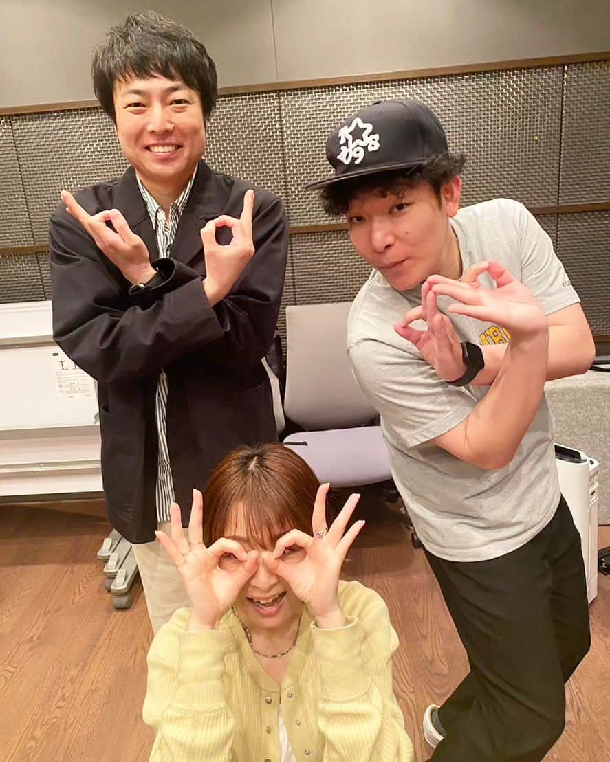 林智美 さんのインスタグラム写真 - (林智美 Instagram)「チームトクニチ🦸‍♀✨ わたし的には、 なかなかに良いバランスの3人なのでは？？ と勝手に思っていますが、、、笑 いかがでしょ😁？  #ダブルピースはあかんかったか #お金ポーズ #いや一応トクニチポーズ #最後はなんやろか笑 #トクニチ #得する日曜日 #ABCラジオ #朝日放送 #ラジオ #radio #ラジオDJ #アシスタント #信濃岳夫 さん #もじゃ吉田 さん #吉本新喜劇 #人生設計ナビ #ファイナンシャルプランナー #お金のプロです #お金にまつわるご相談お待ちしています #毎週日曜日 #お昼12時半から #radiko #radikoでもどうぞ」6月5日 17時30分 - h_tomomi_i