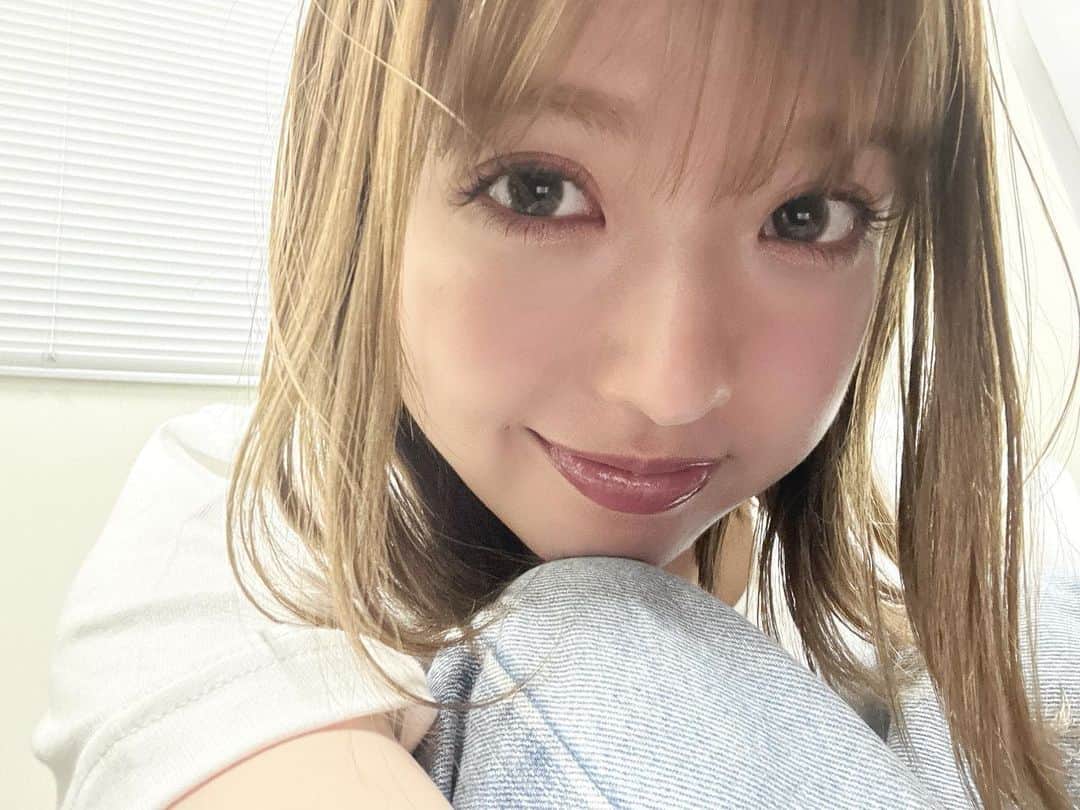和田まあやのインスタグラム：「☀️Hello☀️ いかがお過ごしでしょうかー？😆 1年の半分！6月だね✨ 今日は打ち合わせ終わり美味しそうなパン屋さんを見つけて買いましたっ🥪 食べるの楽しみっ♪ルンルン  近々色々お仕事の報告も出来そうなのでまた待っててね😊」