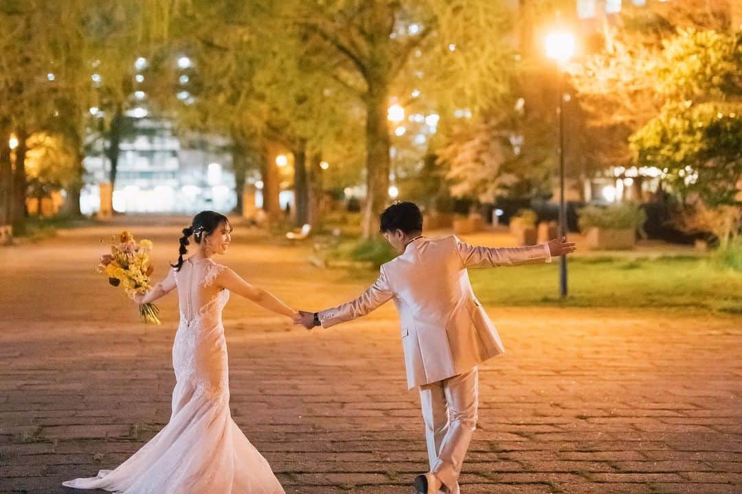 ラヴィ•ファクトリーさんのインスタグラム写真 - (ラヴィ•ファクトリーInstagram)「. 【写真で叶える結婚式】 . 温かいおふたりのロケーションフォト🌼  おふたりのイメージにぴったりな イエローとオレンジのブーケと一緒に撮る フォトが可愛らしいですよね🧡 . —————— ラヴィファクトリー: @hiroshima_laviefactory Photographer: @tsubasa.torioge_photography AREA:JAPAN,HIROSHIMA —————— @laviefactoryをフォローして #laviefactory #ラヴィファクトリー のハッシュタグをつけて お写真を投稿してみてくださいね✳︎  . こちらの公式IG（@laviefactory） で取り上げさせていただきます✨ . 思わず笑顔になれるハートのある 「家族写真」はラヴィクルール* >>>@laviecouleur_official . #wedding #weddingphotography #photo  #ハートのある写真 #instawedding #結婚写真 #ウェディング #ウェディングフォト #撮影指示書 #ロケーションフォト #前撮り#写真好きな人と繋がりたい #フォトウェディング #卒花 #後撮り #ウェディングニュース #前撮り小物 #前撮りフォト #前撮りアイテム #ウェディング撮影 #撮影構図 #前撮りアイディア #撮影指示書 #花嫁コーディネート #結婚式 #リゾ婚 #リゾート挙式 #洋装フォト」6月5日 17時38分 - laviefactory