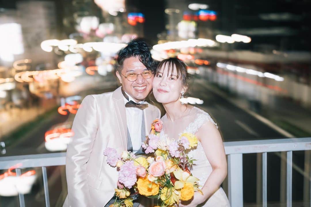 ラヴィ•ファクトリーさんのインスタグラム写真 - (ラヴィ•ファクトリーInstagram)「. 【写真で叶える結婚式】 . 温かいおふたりのロケーションフォト🌼  おふたりのイメージにぴったりな イエローとオレンジのブーケと一緒に撮る フォトが可愛らしいですよね🧡 . —————— ラヴィファクトリー: @hiroshima_laviefactory Photographer: @tsubasa.torioge_photography AREA:JAPAN,HIROSHIMA —————— @laviefactoryをフォローして #laviefactory #ラヴィファクトリー のハッシュタグをつけて お写真を投稿してみてくださいね✳︎  . こちらの公式IG（@laviefactory） で取り上げさせていただきます✨ . 思わず笑顔になれるハートのある 「家族写真」はラヴィクルール* >>>@laviecouleur_official . #wedding #weddingphotography #photo  #ハートのある写真 #instawedding #結婚写真 #ウェディング #ウェディングフォト #撮影指示書 #ロケーションフォト #前撮り#写真好きな人と繋がりたい #フォトウェディング #卒花 #後撮り #ウェディングニュース #前撮り小物 #前撮りフォト #前撮りアイテム #ウェディング撮影 #撮影構図 #前撮りアイディア #撮影指示書 #花嫁コーディネート #結婚式 #リゾ婚 #リゾート挙式 #洋装フォト」6月5日 17時38分 - laviefactory