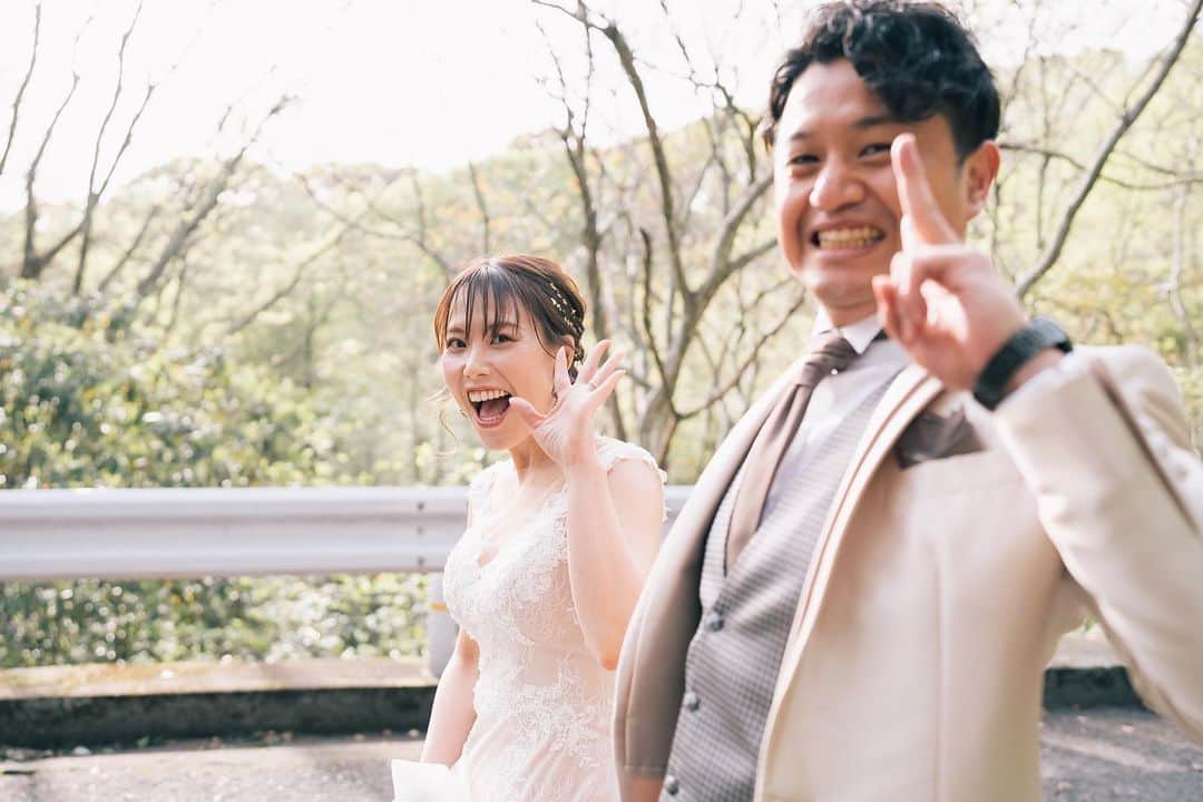 ラヴィ•ファクトリーさんのインスタグラム写真 - (ラヴィ•ファクトリーInstagram)「. 【写真で叶える結婚式】 . 温かいおふたりのロケーションフォト🌼  おふたりのイメージにぴったりな イエローとオレンジのブーケと一緒に撮る フォトが可愛らしいですよね🧡 . —————— ラヴィファクトリー: @hiroshima_laviefactory Photographer: @tsubasa.torioge_photography AREA:JAPAN,HIROSHIMA —————— @laviefactoryをフォローして #laviefactory #ラヴィファクトリー のハッシュタグをつけて お写真を投稿してみてくださいね✳︎  . こちらの公式IG（@laviefactory） で取り上げさせていただきます✨ . 思わず笑顔になれるハートのある 「家族写真」はラヴィクルール* >>>@laviecouleur_official . #wedding #weddingphotography #photo  #ハートのある写真 #instawedding #結婚写真 #ウェディング #ウェディングフォト #撮影指示書 #ロケーションフォト #前撮り#写真好きな人と繋がりたい #フォトウェディング #卒花 #後撮り #ウェディングニュース #前撮り小物 #前撮りフォト #前撮りアイテム #ウェディング撮影 #撮影構図 #前撮りアイディア #撮影指示書 #花嫁コーディネート #結婚式 #リゾ婚 #リゾート挙式 #洋装フォト」6月5日 17時38分 - laviefactory