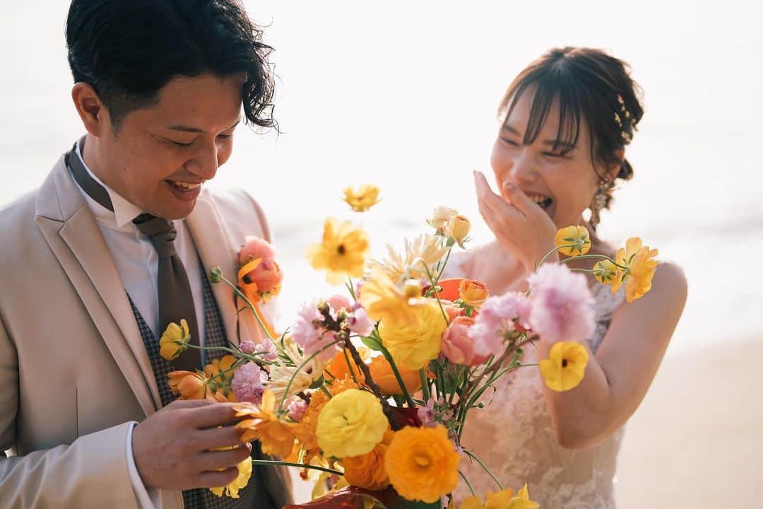 ラヴィ•ファクトリーさんのインスタグラム写真 - (ラヴィ•ファクトリーInstagram)「. 【写真で叶える結婚式】 . 温かいおふたりのロケーションフォト🌼  おふたりのイメージにぴったりな イエローとオレンジのブーケと一緒に撮る フォトが可愛らしいですよね🧡 . —————— ラヴィファクトリー: @hiroshima_laviefactory Photographer: @tsubasa.torioge_photography AREA:JAPAN,HIROSHIMA —————— @laviefactoryをフォローして #laviefactory #ラヴィファクトリー のハッシュタグをつけて お写真を投稿してみてくださいね✳︎  . こちらの公式IG（@laviefactory） で取り上げさせていただきます✨ . 思わず笑顔になれるハートのある 「家族写真」はラヴィクルール* >>>@laviecouleur_official . #wedding #weddingphotography #photo  #ハートのある写真 #instawedding #結婚写真 #ウェディング #ウェディングフォト #撮影指示書 #ロケーションフォト #前撮り#写真好きな人と繋がりたい #フォトウェディング #卒花 #後撮り #ウェディングニュース #前撮り小物 #前撮りフォト #前撮りアイテム #ウェディング撮影 #撮影構図 #前撮りアイディア #撮影指示書 #花嫁コーディネート #結婚式 #リゾ婚 #リゾート挙式 #洋装フォト」6月5日 17時38分 - laviefactory