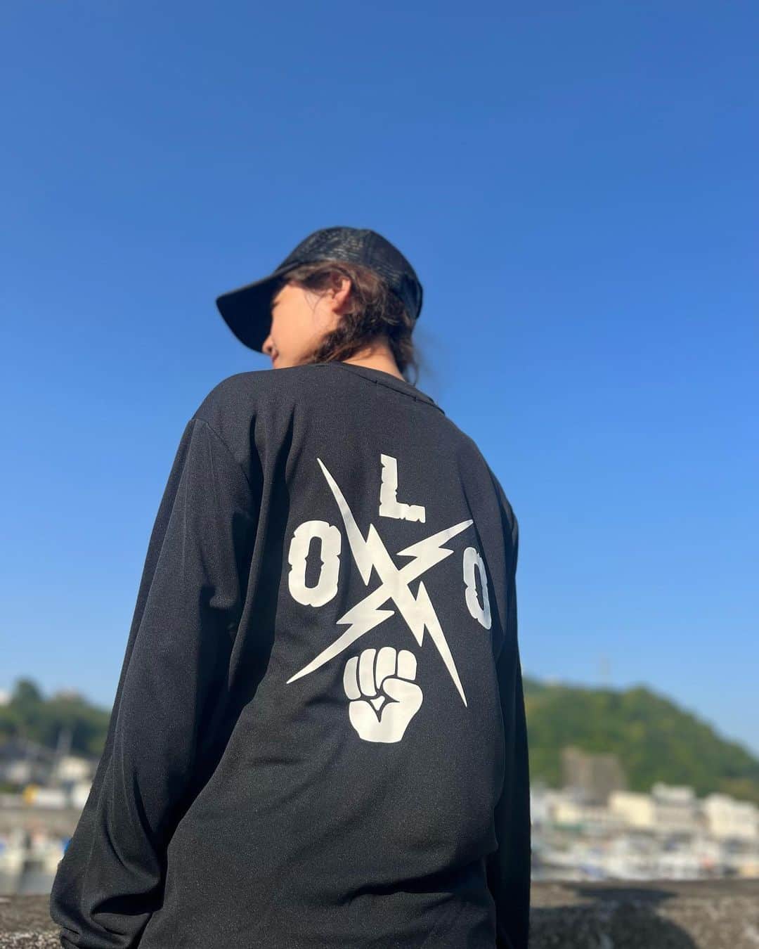 彼方茜香のインスタグラム：「olo♥ 完全受注販売ブランド オンリーライブワンス さんの新作 @onlyliveonce_official  ドライロンティーは暑い日でもサラッとした着心地。 洗濯物の乾きも早い。 半袖タイプと長袖タイプがありますが、日焼け対策も兼ねて私は長袖♪ 受注期間あと数日です！急いで！  #onlyliveonce  #sarynolo」