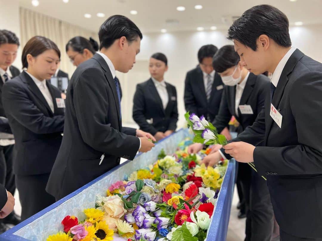 東京観光専門学校さんのインスタグラム写真 - (東京観光専門学校Instagram)「葬祭ディレクター学科1•2年生で #模擬葬儀 を行いました👀  導師様への配慮、ご遺族の心のケアなど 色んな、状況を想定しながら 進行していきます。  今回、2年生が進行 1年生はご遺族役でしたが 7月には、1年生のみで模擬葬儀を行います。 今回の経験を活かして 来月も頑張ってくださいね💪  #葬祭ディレクター#お葬式#葬儀#東京観光専門学校」6月5日 17時34分 - tokan_1967