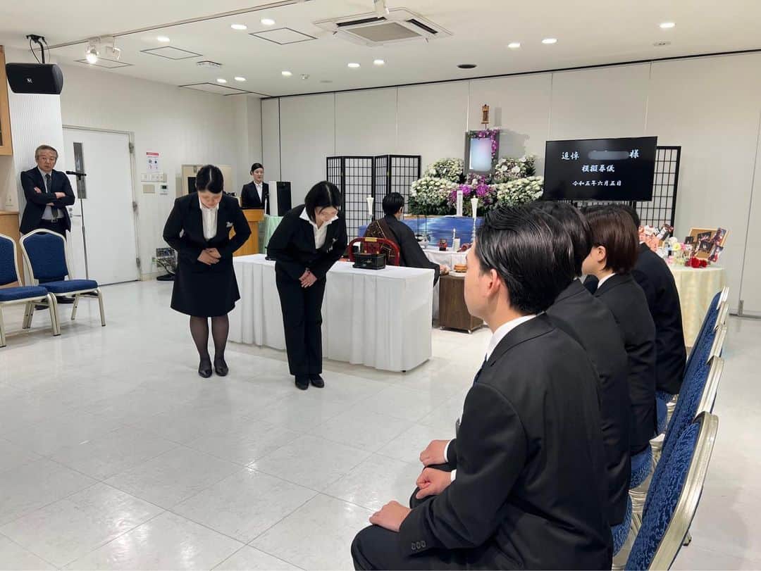 東京観光専門学校さんのインスタグラム写真 - (東京観光専門学校Instagram)「葬祭ディレクター学科1•2年生で #模擬葬儀 を行いました👀  導師様への配慮、ご遺族の心のケアなど 色んな、状況を想定しながら 進行していきます。  今回、2年生が進行 1年生はご遺族役でしたが 7月には、1年生のみで模擬葬儀を行います。 今回の経験を活かして 来月も頑張ってくださいね💪  #葬祭ディレクター#お葬式#葬儀#東京観光専門学校」6月5日 17時34分 - tokan_1967
