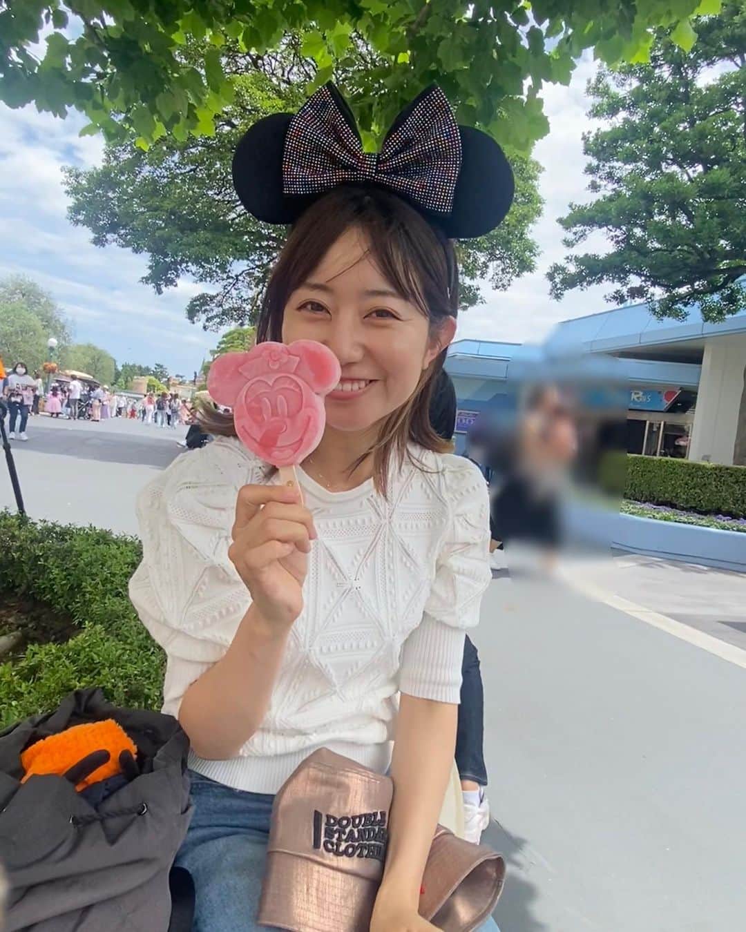 豊崎由里絵のインスタグラム：「. 短い時間だったけど、長男と二人でディズニーランド🥹❤️ 長男にとっては 自分の好きなアトラクションばかり乗れるし ポップコーンもアイスクリームも 全部自分だけのものになるので とっても楽しかったらしく、 次行くときもママと二人がいい！ 明日も行きたい！ と喜んでくれました🤣  関西人の私からすると ディズニーランドは閉園時間までたっぷり遊ぶところなんですが、 パッと空いた時間に ちょこっと行くのもとっても贅沢で幸せだと気付きました🥹 （しかし元を取りたい気持ちは消えない）  #ディズニーランド　#ディズニーコーデ  #親子ディズニー　#アナウンサー衣装　 #モニフラ   先週の衣装です↓  🍀5/29(月)【白×衿アシンメトリーニット＋薄黄緑スカート】 スカート→@pitchoune__official  🍀5/30(火)【黄緑リブニット＋ベージュジャンパースカート】 ジャンパースカート→@joint_space  🍀5/31(水)【ベージュ×バイカラーレースワンピース】 →@rawfudge_official  🍀6/2(金)【ブルーストライプ×フリルブラウス＋白サイドラインパンツ】 →@rawfudge_official」
