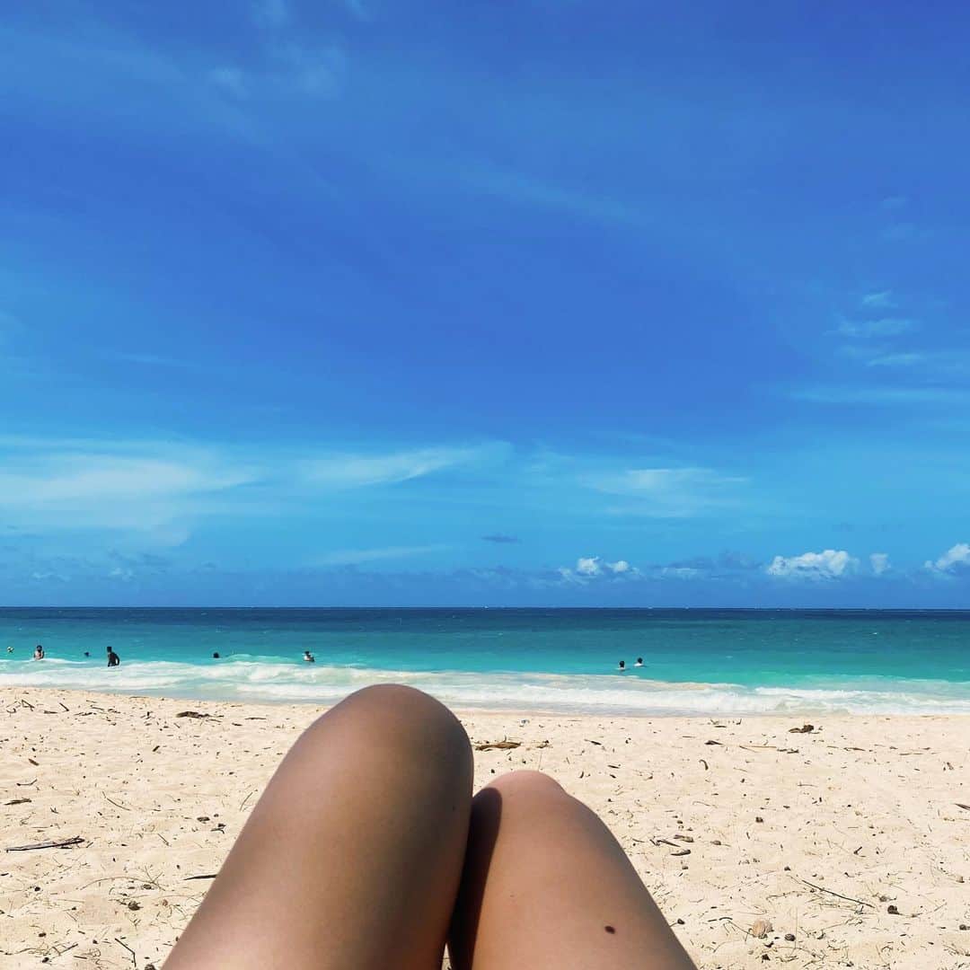 三浦マキのインスタグラム：「Wanna back to this moment. 全米のBest Beachにも選ばれたことのあるワイマナロ。  何にもないせいか、観光客も少なくてひたすらのんびりできる場所☀️  本とビーチタオルを持って 波の音を聞きながら日光浴。 . . . . .  #beach #waimanalo  #waimanalobeach  #hawaii #beachlover #ハワイ #ワイマナロビーチ」