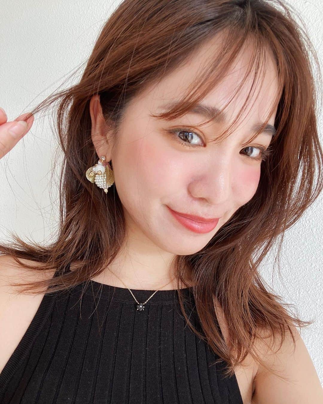 のインスタグラム：「Selfies in Okinawa🚿🩵👙 (絶対スワイプした方がいいよ👉🏻👉🏻) * * ピアス可愛いすぎる🐝🤍✨ はちさんみたい🐝🤍✨ ▶︎ @mari_ca27  まりか氏のハンドメイドアクセサリー 本当に昔からずっとセンスがずば抜けていい🫶🏻💫 * * * #沖縄旅行#okinawa#maricaアクセサリー#ハンドメイドアクセサリー#パールピアス#selfie#水着コーデ#ビキニ女子#thialh#オニキスネックレス#nycap#mlbkorea#bikinigirl」