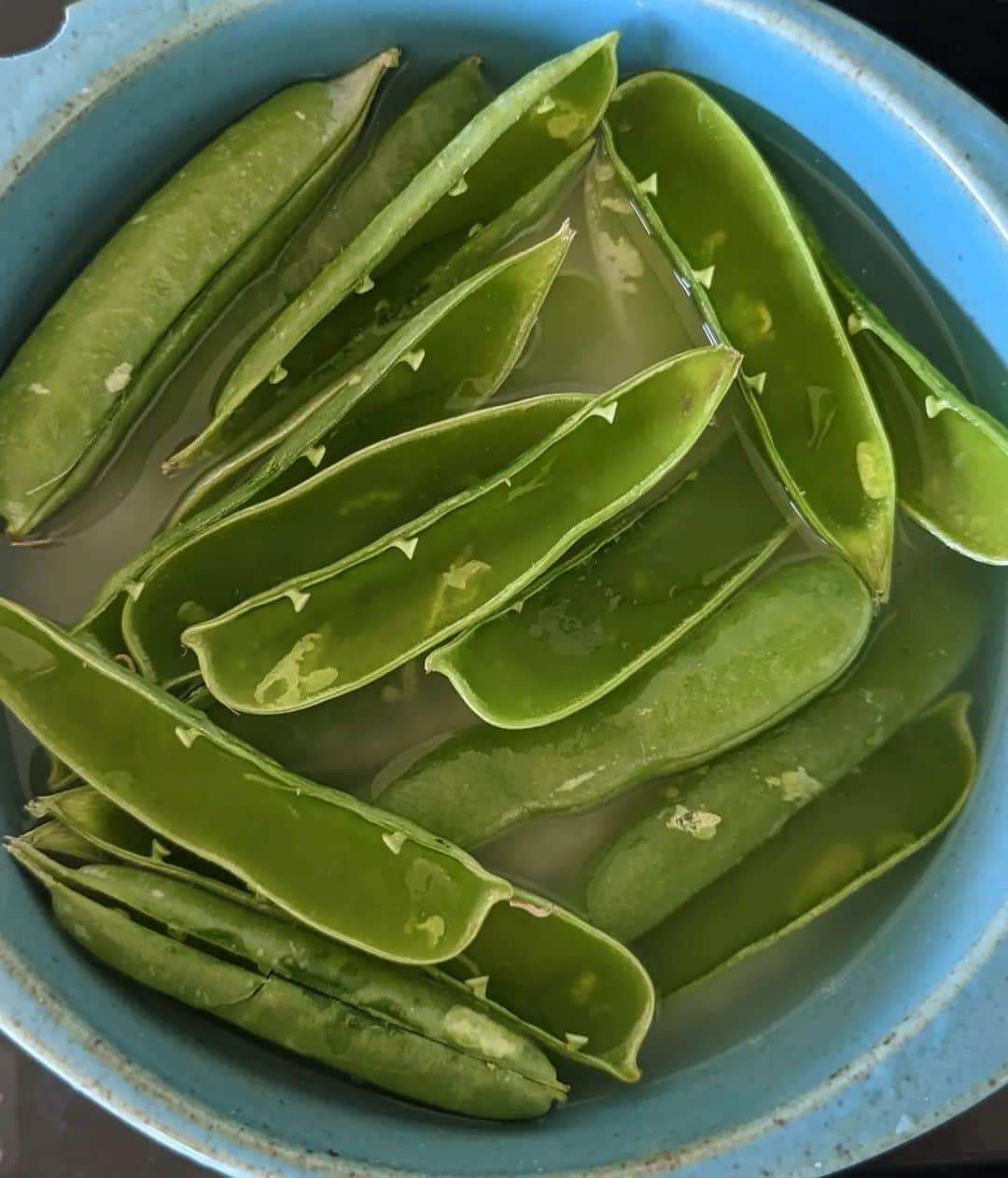 河瀬璃菜さんのインスタグラム写真 - (河瀬璃菜Instagram)「ウスイエンドウの季節。豆ごはんだいすき！  お米を炊くときにサヤを一緒にいれて炊くと香り豊かになるよ！豆は別で塩茹でして蒸らす時にいれることで、しわしわにならずにキレイな色の豆のまま。  お米を炊くときは作っておいた昆布水で炊いたんだけど、昆布の旨味すって美味しかったー！  レシピはスワイプしてね。  #instafood #omnomnom #foodporn #food #foodie #fishrecipes #healthyeats #goodeats #foodstagram #hungry #homemade #madefromscratch #土鍋ごはん部  #おうちごはん #豆ごはん #ウスイエンドウ #土鍋ごはん #5wpt #デリスタグラマー #野菜レシピ #今日のごはん #簡単レシピ #飯テロ #お弁当おかず」6月5日 17時39分 - linasuke0508