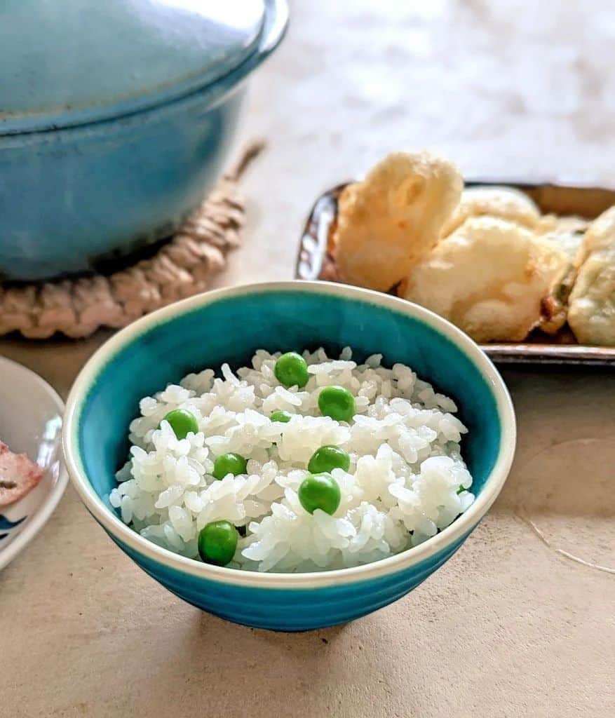 河瀬璃菜さんのインスタグラム写真 - (河瀬璃菜Instagram)「ウスイエンドウの季節。豆ごはんだいすき！  お米を炊くときにサヤを一緒にいれて炊くと香り豊かになるよ！豆は別で塩茹でして蒸らす時にいれることで、しわしわにならずにキレイな色の豆のまま。  お米を炊くときは作っておいた昆布水で炊いたんだけど、昆布の旨味すって美味しかったー！  レシピはスワイプしてね。  #instafood #omnomnom #foodporn #food #foodie #fishrecipes #healthyeats #goodeats #foodstagram #hungry #homemade #madefromscratch #土鍋ごはん部  #おうちごはん #豆ごはん #ウスイエンドウ #土鍋ごはん #5wpt #デリスタグラマー #野菜レシピ #今日のごはん #簡単レシピ #飯テロ #お弁当おかず」6月5日 17時39分 - linasuke0508