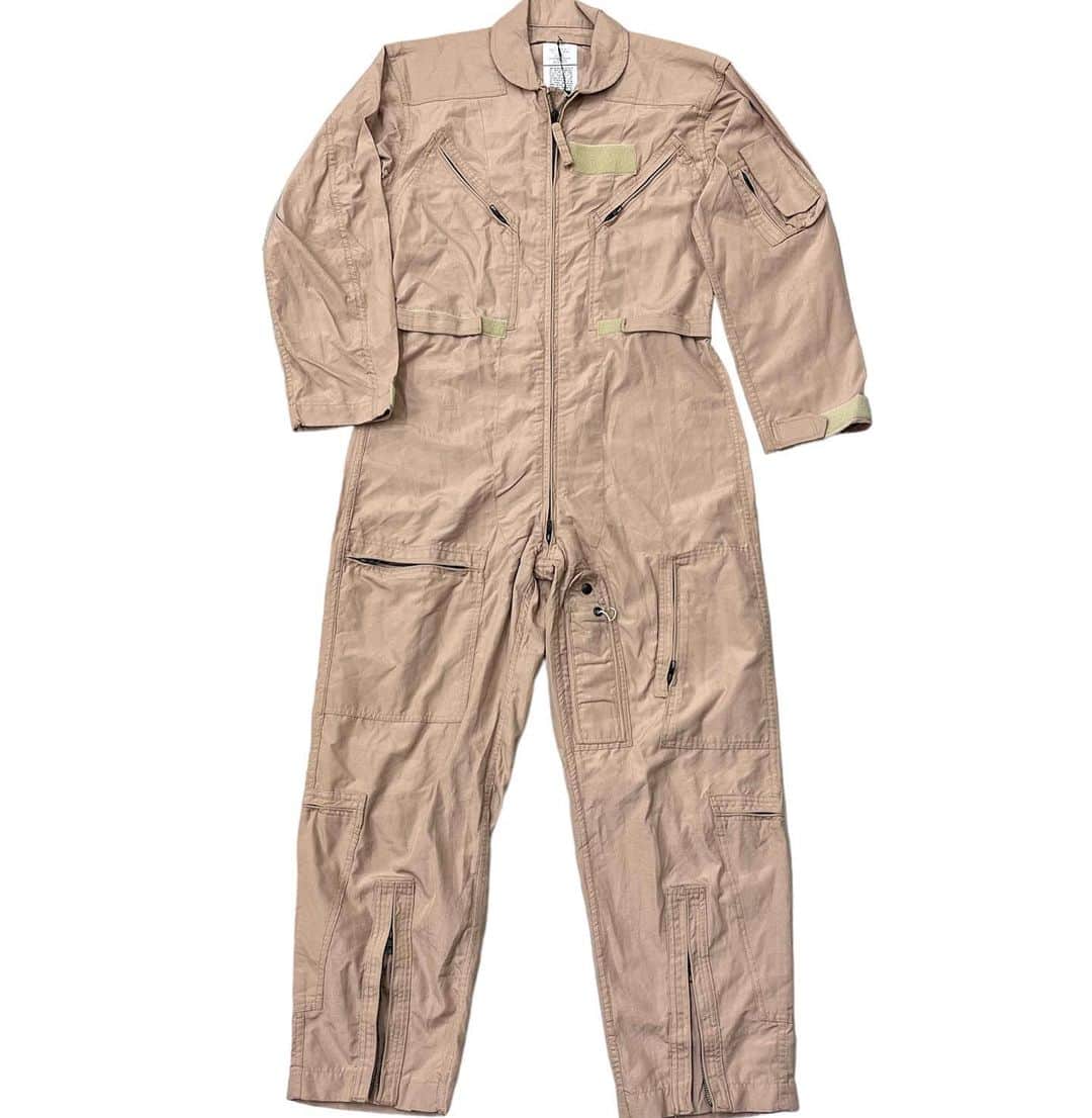 ジャムルのインスタグラム：「ALL in ONE / COVERALLS FLYERS CWU-27/P ¥8900+tax(9790) . 2005年CARTER INDUSTRIES,INC.製フライトスーツ。 このベージュカラー、TANは個人的にはとても好きな色味でお洒落でオススメです。  フロントIDEALダブルジップ、背中にアクションプリーツ、ウエストにアジャスター、裾にジップ付きでブーツなども楽に着脱可能。コックピットに座っていても取り出しやすい位置にあるジッパー付きのポケット、ファッションの観点からみても格好良い！ .  WEB SHOPに入荷しております。 是非ご覧ください。 jammru.com  #お問い合わせはお電話で承ります #jammru #osaka  #fashion  #streetstyle  #streetfashion  #vtg  #vintage  #used  #usedclothing  #古着 #古着屋 #ファッション #70s #80s #90s」