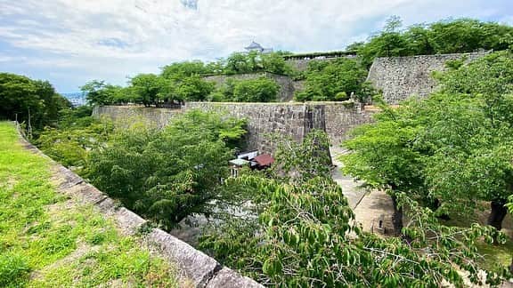 長谷川ヨシテルのインスタグラム：「津山城、スゴかったーーー!!!  石垣、気合い入りすぎじゃね！？ やたら多い櫓とか、建築費と維持費どうしてたん！？ と、ただただ、たまげるばかりの素晴らしい近世城郭でした〜🏯  #岡山県津山市 #津山城」