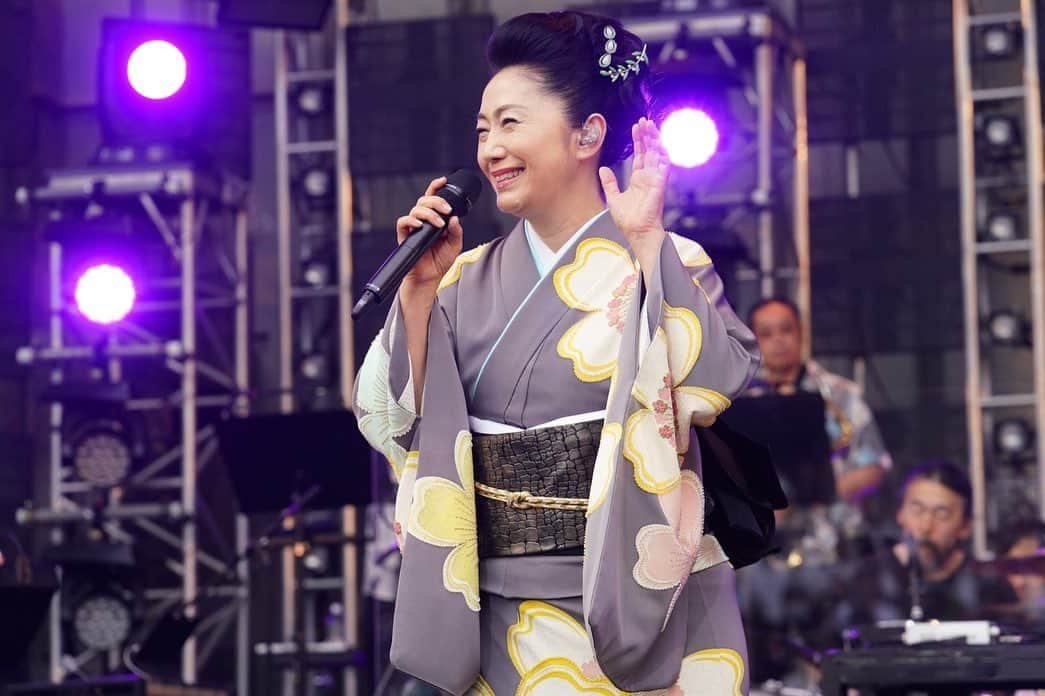 石川さゆりのインスタグラム：「日比谷音楽祭2023 フリーでボーダレスな音楽祭、ここに集うミュージシャンとお客様は、穏やかでいて熱い皆さんでした🔥🔥 沖仁さんとのスパニッシュなアレンジの「ウイスキーが、お好きでしょ」にさゆりさんもピョンピョン🎶会場の熱気も急上昇🔥  亀田誠治さん、KREVAさん達と作った「愛されるために君は生まれた」もお聴きいただきました。 親子孫３世代が楽しく平和に音楽を楽しめるこの場で、一緒に手を振って、歌とラップを楽しんで、会場全体が幸せを感じて・・・。 さゆりさんの願う、皆で子どもたちを守りたい、幸せになってほしいという想いも含めてこの時間を共有できたステージでした。  ライブの様子は、6月下旬から見逃し配信が始まります。日比谷音楽祭のホームページをチェックしてくださいませ☺️  最後の写真は、KREVAさんと、会場に駆けつけてくださった箭内道彦さんと📸  スタッフM  #石川さゆり #sayuriishikawa #music #亀田誠治 さん #KREVA さん #沖仁 さん #箭内道彦 さん #日比谷音楽祭 #ちょっと気になる」