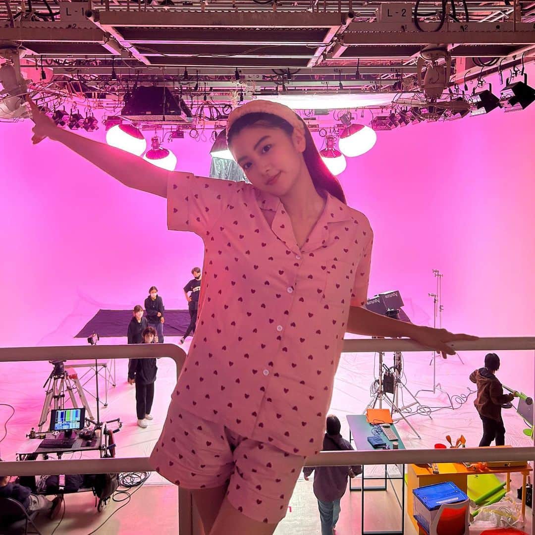 HITOMIのインスタグラム：「PLAY VIDEO STORES の広告に出演させていただきました📹🎞️ 　 PLAY VIDEO STORESは"誰でも簡単に動画販売サイトがつくれるサービス"です♡  　 衣装もカラフルでとっても可愛かった〜!!!! ☆彡 ぜひ見てみてね🕊️ #PLAYVIDEOSTORES 　  I'm thrilled to announce that I had the pleasure of appearing in an advertisement for PLAY VIDEO STORES 📹🎞️  PLAY VIDEO STORES offers a service that makes "creating your own video selling site easy for everyone"♡  The outfits were so colorful and super cute!!!! ☆彡 Do check it out 🕊️」