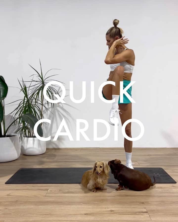 のインスタグラム：「QUICK CARDIO 😮‍💨 Love a quick cardio sweat that you can do from home and is something a little different 👌🏼 especially since it’s pouring rain outside here in Perth today and there’s no way I’m stepping foot outside! ⛈️  WORK YOUR WAY FROM 10reps -> 1rep  Eg. Do 10reps of all exercises, then 9, the 8….etc.  ⏰ Start a timer and see how long it takes you!  ▪️1. CURTSEY SIDE LUNGE CRUNCH COMBO (Do # of reps on each side)  ▪️2. PLANK KNEE & SHOULDER TAPS (L + R knee, L + R shoulder = 1rep)  ▪️3. SKIER (L + R = 1rep)  ▪️4. TABLE TOPS  ▪️5. SL TUCKS (L + R = 1rep)  Put on your fave playlist & get your sweat on! 😅🎶 #quickcardio #homecardio #homeworkout  Wearing: @lskd (AMANDA15 for 15% off!) Music: Dream (Jersey Club) - DJ T Marq」
