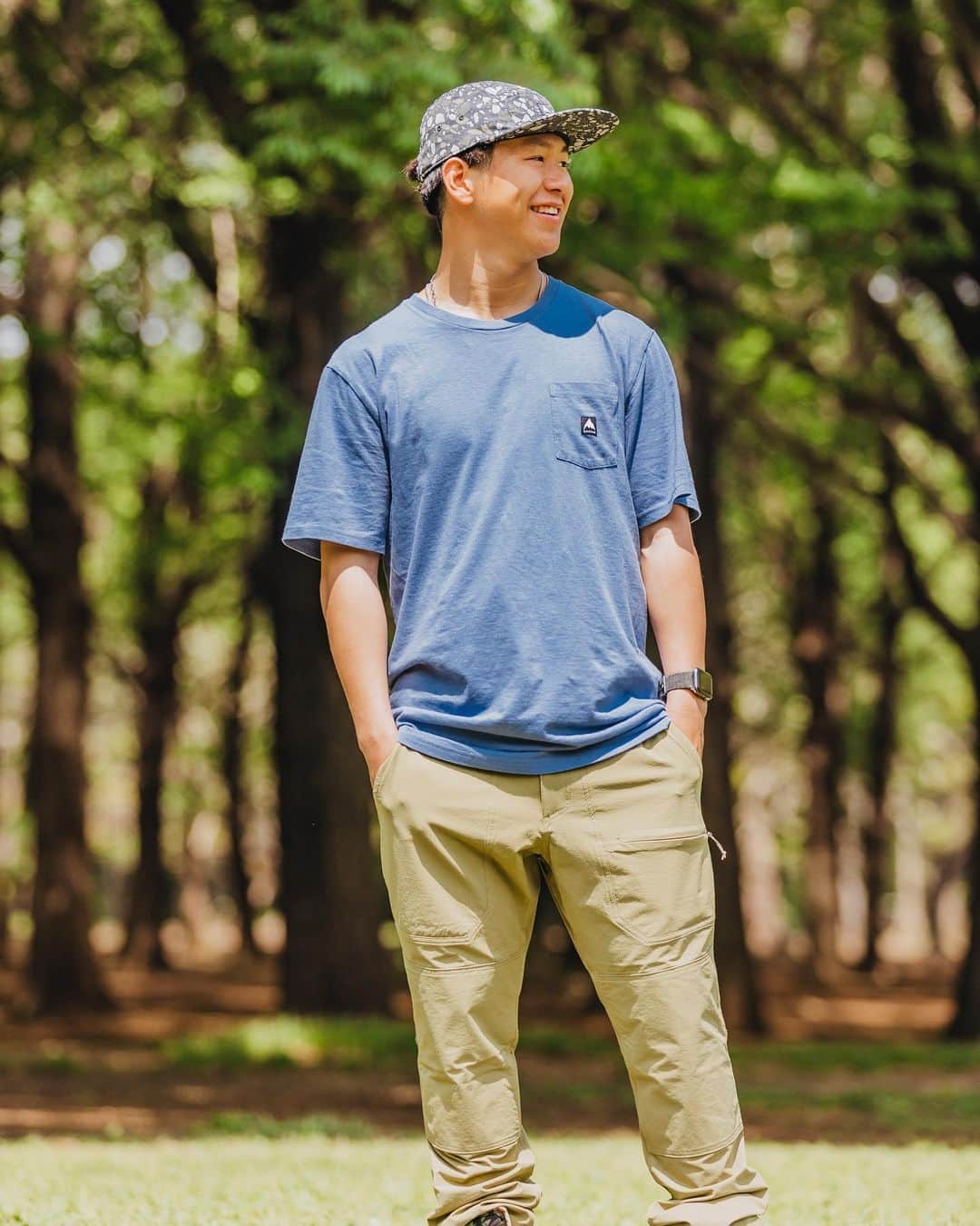 のインスタグラム：「胸元のポケットがオシャレなコルファックスTシャツ。ウィメンズもメンズも飽きのこないスタイルでヘビロテ間違いなしです！ Photo: @kentarosnow  写真1枚目 @shu1ch1r0918 着用サイズ: L 写真2枚目 @leila_iwabuchi 着用サイズ: S #Burton #Outdoors #SS23Burton」
