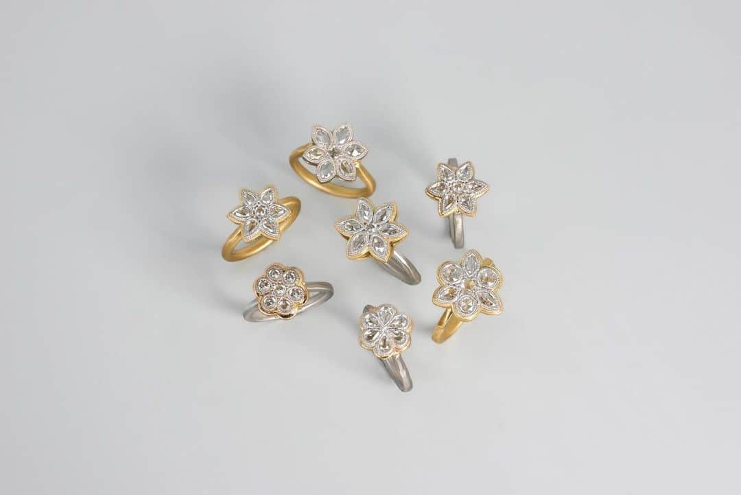 ハムのインスタグラム：「・ “One Off 7diamonds”  2023.6.10 hum JINGUMAE atelier & shopにて販売開始  この個性的且つ親しみやすいモチーフには、とあるルールが隠されています。  パヴェセッティングというスタイルをご存知でしょうか。 小さな宝石が敷き詰められた様を石畳に見立ててこう呼びます。 同じ大きさの石を無作為に並べるだけのように思えますが、その配置は必ず中心から始まります。7石をひとつの単位として、それを徐々に広げていくようにセッティングする決まりがあるのです。  規則的なパヴェセッティングの最小単位を抜き出してアレンジしたのが、このモチーフ。 カットもシェイプも様々なダイヤモンドをデザイナーの感性で7つ組み合わせ、自社の職人によるハンドメイドで1点物に仕立てました。  隠された「7diamonds」のルールによって、不揃いなはずのダイヤモンドも不思議と落ち着いた表情を見せます。いびつで愛らしく、少しのユーモアが効いた大人のジュエリーです。」