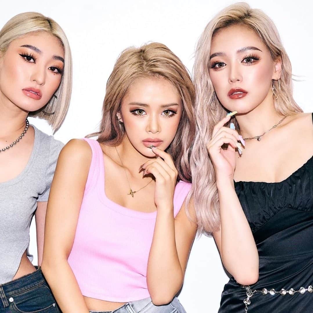 nutsのインスタグラム：「𝗕𝗟𝗢𝗡𝗗𝗘𝗬 × 𝗻𝘂𝘁𝘀 @blondey_official   Model @katomika1212  @seika____official  @maaya___0220   Photographer @yutomono9   Hairmake @toyoda_madoka」