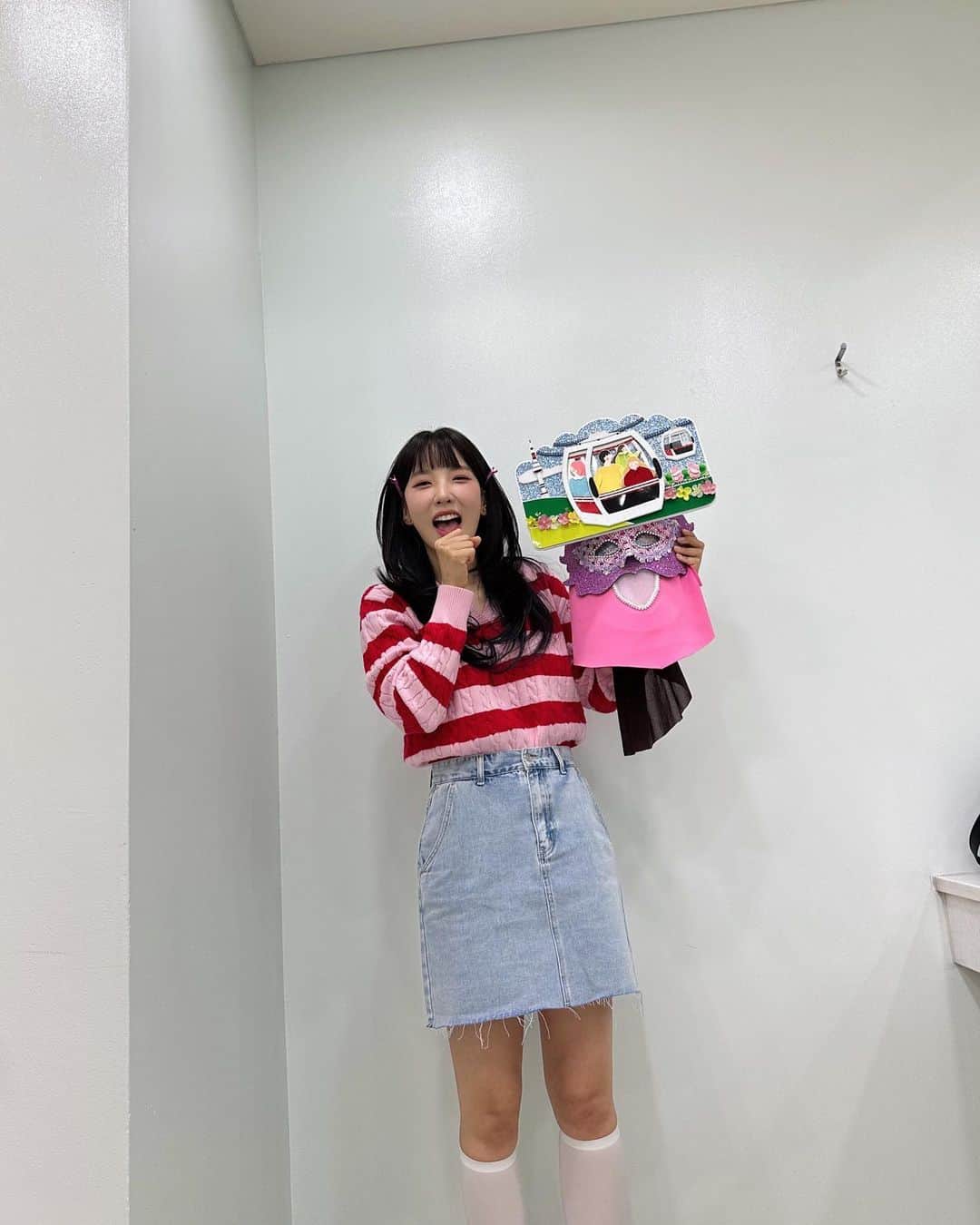 のインスタグラム：「오랜만에 서는 무대가 설레서, 정말 너무 신나고 행복했지만, 사실 무대 촬영을 위해 마주한 모든 분들과의 순간들은 더 잊을 수가 없어요. 환한 미소로 반갑게 대해주시고, 응원 담긴 말씀 아낌없이 주셔서 돌아오는 내내 마음 가득 행복하고 감사했습니다!  벅찬 하루를 선물해 주신 #복면가왕최고」