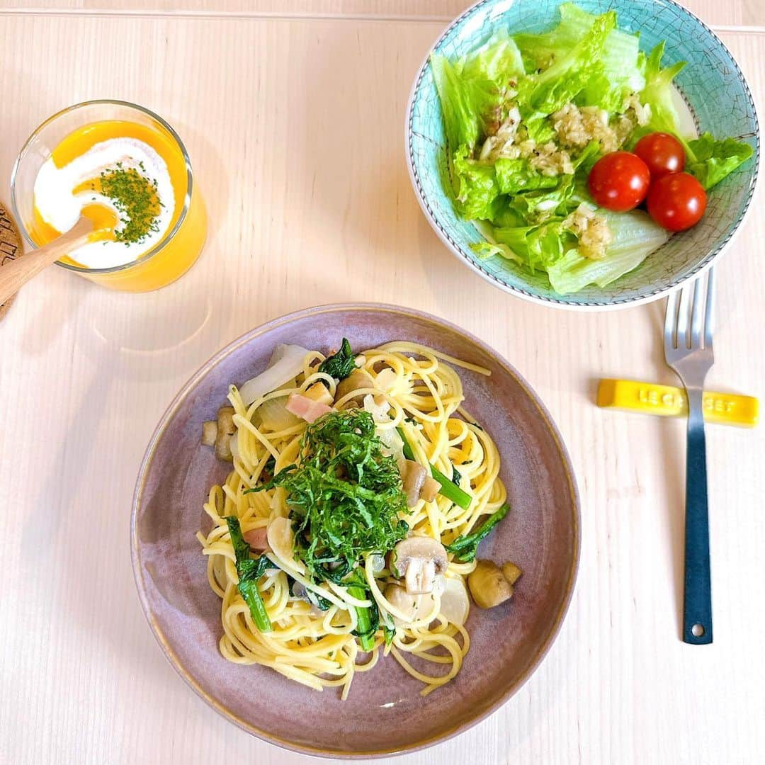 柴小聖さんのインスタグラム写真 - (柴小聖Instagram)「お友達のお家で lunch💓  パスタはグルテンフリーを送りつけました笑  手作り出来立てって ほんとにしあわせよね〜☺️  今回2人にどうしても見せたくて  @sorutube408 さんの ホタテ除菌洗剤テリコス持っていって  ミニトマトのうわぁ〜のやつ やってみた！笑  この色すごくない…？？  これをそのまま食べてると思うと ぞっとする…  洗ったあとのトマトは 口当たりもとってもいいと みんな言ってました☺️✨  野菜以外にも 食器や調理器具、キッチン周りの除菌に最適にも使えます♪  #cooking #daily #lunchtime  #テリコス #ホタテ除菌洗剤 #野菜洗剤 #キッチングッズ #農薬除去 #キッチン洗剤 #洗浄パウダー　PR」6月5日 17時59分 - konona.official