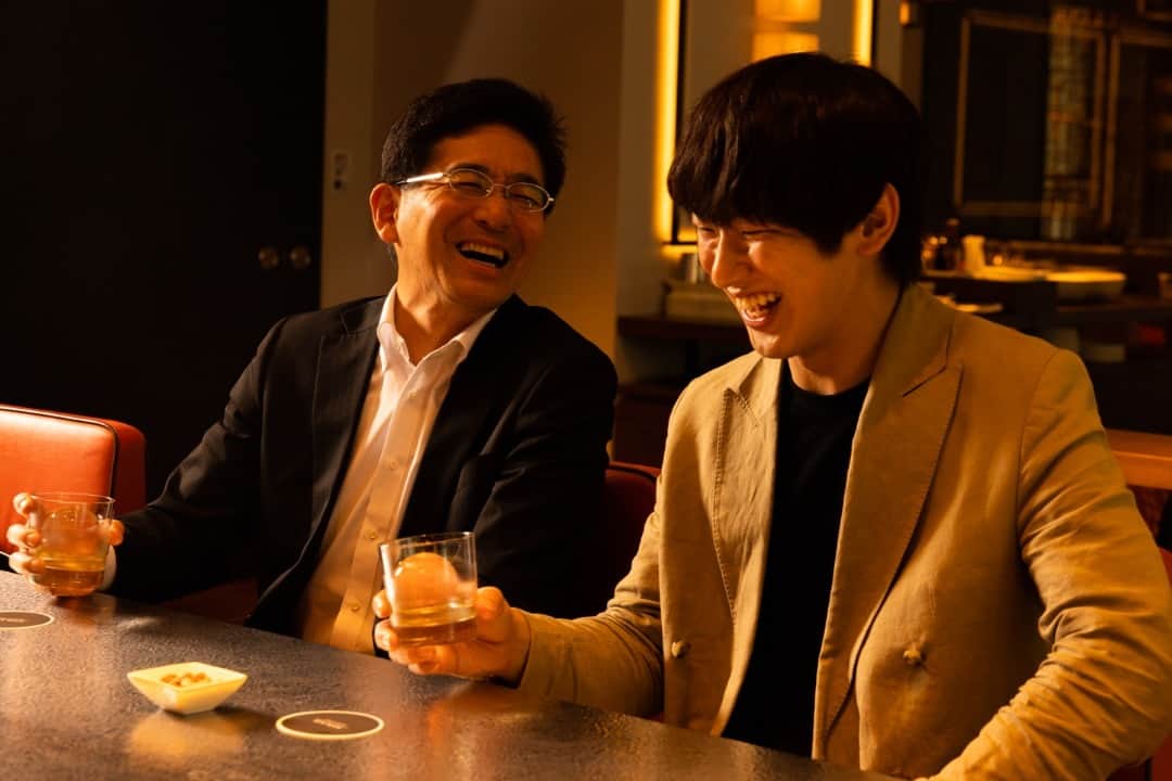ヒルトン大阪 Hilton Osakaのインスタグラム：「今年の父の日は、お父様をホテルのバーへ誘ってみませんか？🥃  特別な空間でお酒を交わせば、言葉にできない感謝の気持ちが伝わるはず。 MYPLACEなら、幅広いドリンクセレクションで気軽にご利用いただけます。  ヒルトン大阪で、お父様との特別な時間をお過ごしください💐  詳細・ご予約は @hiltonosaka ホームページより。  This Father's Day, why not treat your father to a memorable experience at our hotel bar?🥃  Show your heartfelt appreciation by sharing a drink together in a unique and inviting ambiance. At MYPLACE, we offer an extensive range of beverages to cater to your father's preferences and desires. Create lasting memories and enjoy a truly special time with your father at Hilton Osaka.💐  For more details and to make a reservation, please visit our website at @hiltonosaka .  ===  #ヒルトン大阪 #父の日 #お父さんありがとう #ホテルバー #大阪バー #大阪ホテル #ウィスキー #HiltonOsaka #fathersday #thankyoufather」