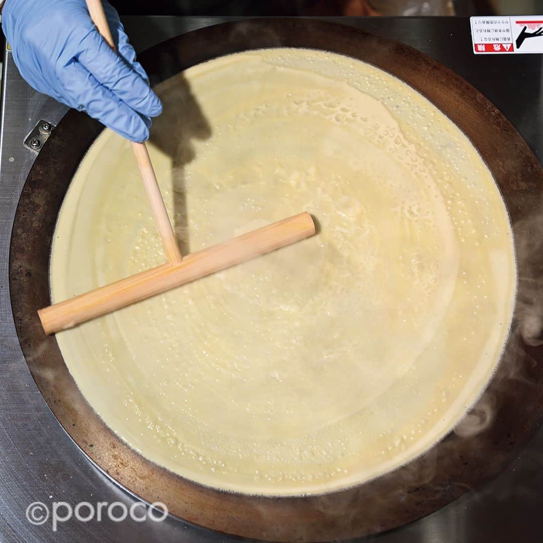 poroco（ポロコ）さんのインスタグラム写真 - (poroco（ポロコ）Instagram)「￨ 2023.4.1オープン✨￨ CREPE GORILLA . こだわり卵のサクモチ生地と 自家炊き濃厚カスタードが自慢 . 江別市・太田ファームの『ファフィ卵』をはじめ、こだわり素材で焼き上げるクレープの専門店。卵の風味とコクを活かした甘さ控えめの生地は、外はサックリで中はモチモチ。同じ卵を使った濃厚な自家炊きカスタードも評判で、スイーツ系クレープではホイップをカスタードに変更もOK。 . ①店自慢のカスタードをたっぷり味わえる「こだわり卵のクリームブリュレ」680円と、練乳＆イチゴソースに白玉を添えた「もちもちいちごみるく」620円。 「むっちり濃厚な自家製カスタードクリームが美味しい！ バナナ模様の包み紙もキュートですね（編集SS）」 . ②注文を受けてから一つひとつ焼き上げ。生地の美味しさを味わいたいのなら「シュガーバター」などのシンプルなクレープもオススメ。 . ③店長の大高さん。自身のクレープ愛とこだわりが詰まったオリジナルのクレープを提供する。 . ④南国リゾート風の店内。イートイン席にはキュートな樽型のイスも用意。 . ⑤東北通沿いに佇む一軒。曜日や時間帯によっては並ぶことも。 . 詳細はporoco WEBサイトに掲載❗️ ---------------------------------------- CREPE GORILLA（クレープ ゴリラ） 📍札幌市白石区栄通7丁目2-18 🕒11：00～18：00 休：不定（SNSで確認） 🅿︎ 店舗前17：00まで3台、17:00～1台 @crepegorilla_sapporo ---------------------------------------- #CREPEGORILLA #クレープゴリラ #白石区 #南郷7丁目 #札幌新店情報 #newopen #クレープ #クレープ屋さん #CREPE #LOVE札幌白石区 #札幌グルメ #札幌スイーツ #porocoスイーツ部 #poroco #札幌食べ歩き #札幌おでかけ」6月5日 18時00分 - poroco_magazine