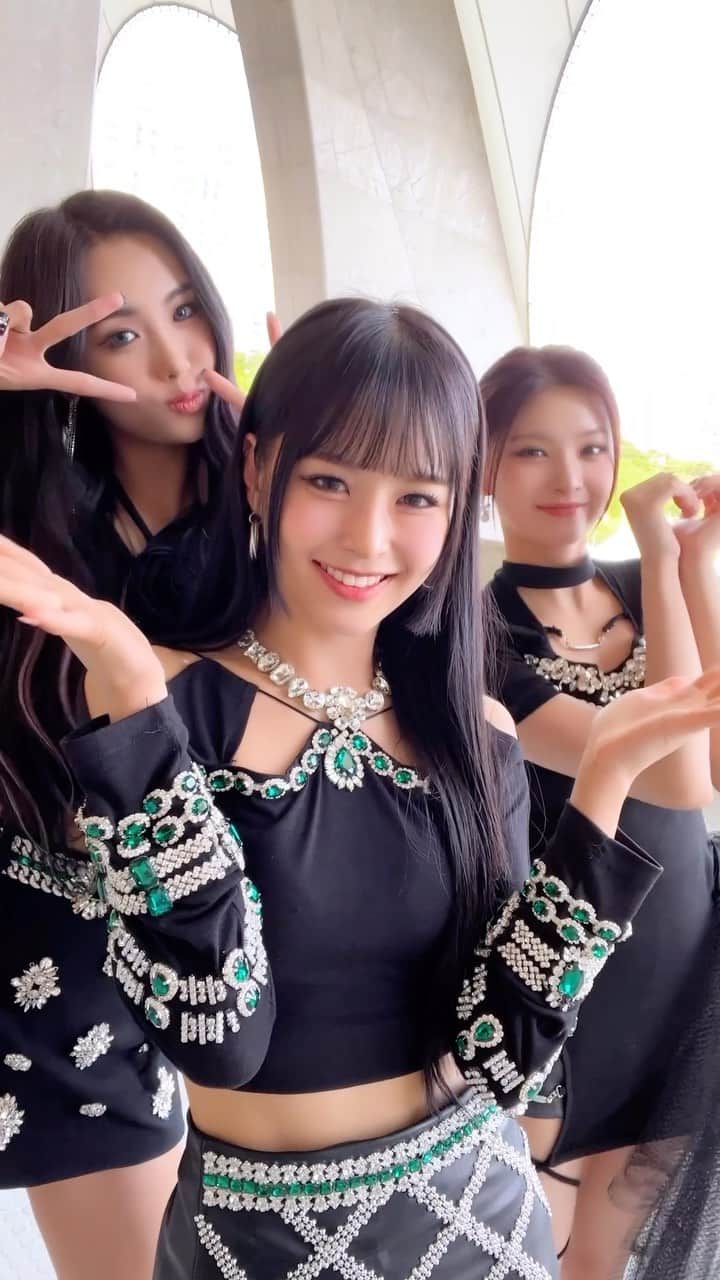 EVERGLOWのインスタグラム：「If We Ever Broke Up..?💔 #EVERGLOW #에버글로우 #이유 #EU #아샤 #AISHA #이런 #YIREN」