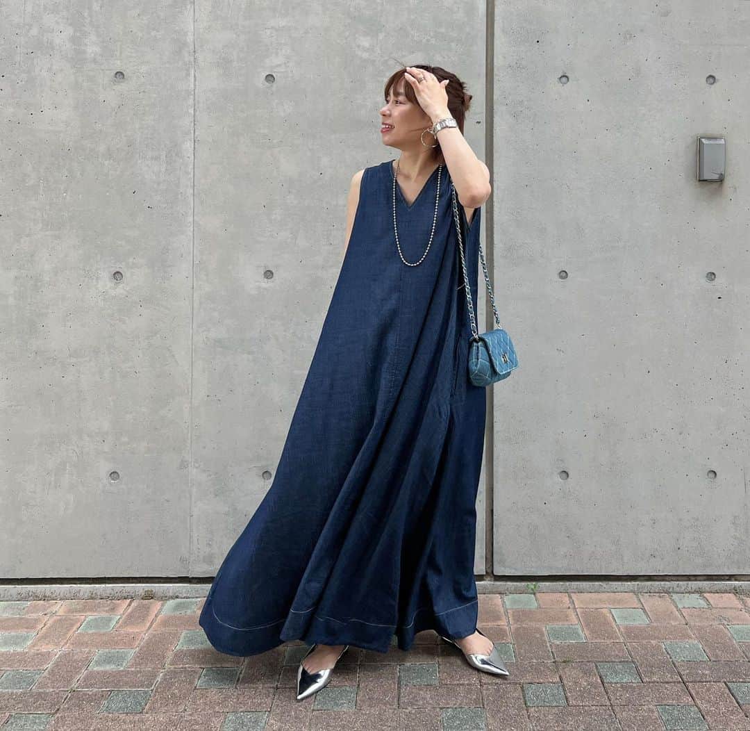 keicoさんのインスタグラム写真 - (keicoInstagram)「⭐︎⭐︎⭐︎ 夕方の外が気持ちよい☺️ . . . @ezakkamania_stores   アビーベーシックライトデニム💙 Vネック スリーブレス ワンピース  軽くて薄手の着心地いいデニム素材で好きなやつ🫰  冬はタートルネック合わせても着たりできるから長いシーズン使える☺️❤️  ＼イーザッカマニアストアーズ本店限定イベント！/ ⭐︎6/2 19:00~6/12 13:59 対象アイテム10%OFF得さらに今なら20%還元！  (ページ内の対象商品）が期間中10%OFFに！  ⭐︎会員価格が設定されている商品は会員価格からさらに10%OFF‼️ ※会員価格がすでにお得な価格です！ ︎期間中対象商品をお買ただくと20%OFF‼️ . .. #ezakkamaniastores #デニムワンピース #ママコーデ #楽ちんコーデ #アラフォーコーデ #プチプラコーデ #イーザッカマニアストアーズ#イーザッカマニア#zootie #ワンピース#ワンピースコーデ #ezakkamania_2023ss#ezakkamania_snap #アビーワンピ」6月5日 18時01分 - loverara.loverara