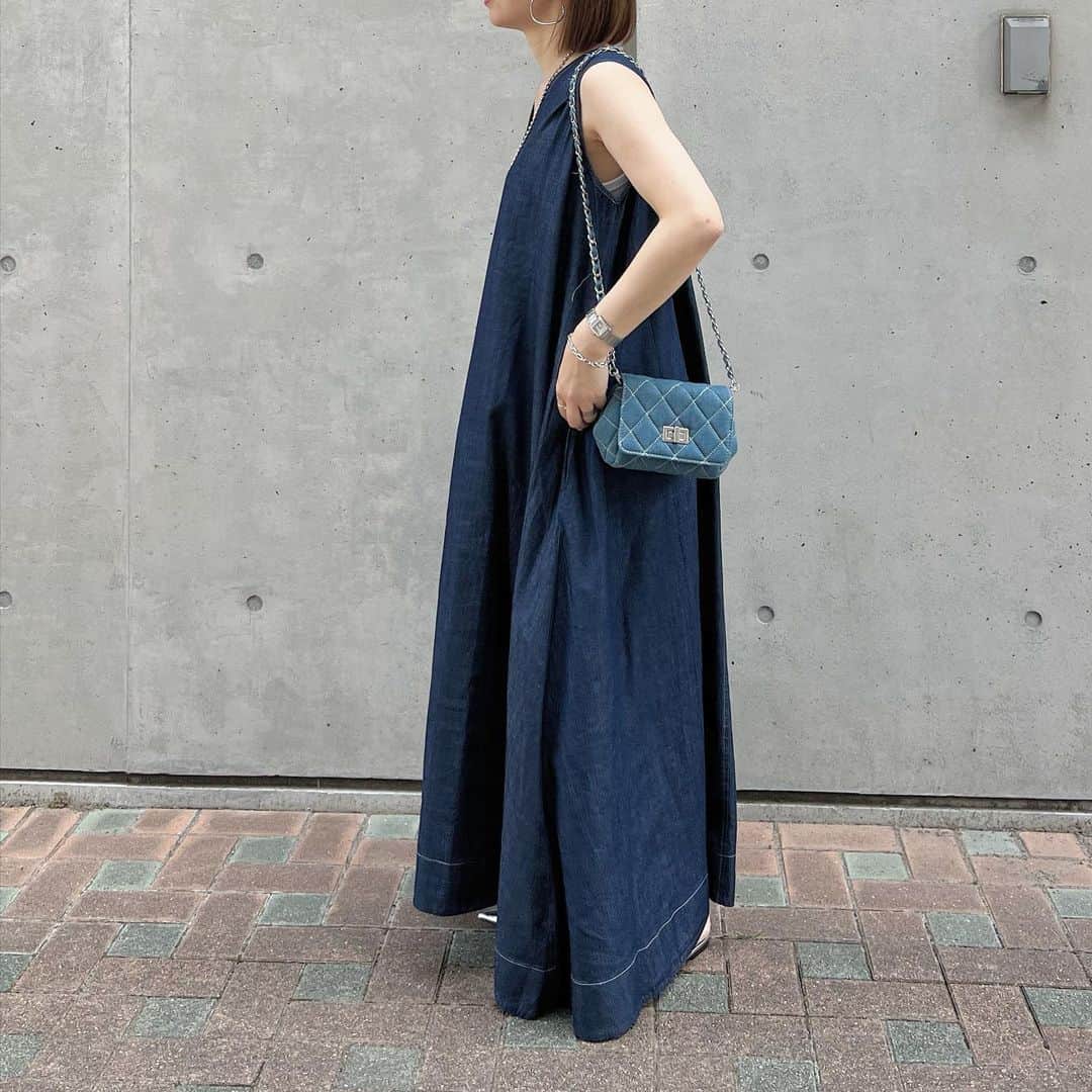 keicoさんのインスタグラム写真 - (keicoInstagram)「⭐︎⭐︎⭐︎ 夕方の外が気持ちよい☺️ . . . @ezakkamania_stores   アビーベーシックライトデニム💙 Vネック スリーブレス ワンピース  軽くて薄手の着心地いいデニム素材で好きなやつ🫰  冬はタートルネック合わせても着たりできるから長いシーズン使える☺️❤️  ＼イーザッカマニアストアーズ本店限定イベント！/ ⭐︎6/2 19:00~6/12 13:59 対象アイテム10%OFF得さらに今なら20%還元！  (ページ内の対象商品）が期間中10%OFFに！  ⭐︎会員価格が設定されている商品は会員価格からさらに10%OFF‼️ ※会員価格がすでにお得な価格です！ ︎期間中対象商品をお買ただくと20%OFF‼️ . .. #ezakkamaniastores #デニムワンピース #ママコーデ #楽ちんコーデ #アラフォーコーデ #プチプラコーデ #イーザッカマニアストアーズ#イーザッカマニア#zootie #ワンピース#ワンピースコーデ #ezakkamania_2023ss#ezakkamania_snap #アビーワンピ」6月5日 18時01分 - loverara.loverara