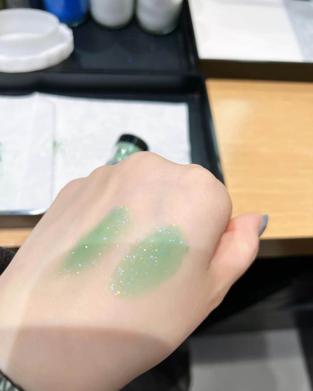 新希咲乃さんのインスタグラム写真 - (新希咲乃Instagram)「世界で1つだけのアイシャドウを作ってきたよ🩶  表参道にあるシュウウエムラのフラッグシップショップ shu tokyo makeup boxの「 ピグメントアトリエ」私はアイシャドウとして使いたいカラーを作りました♡  好きな色味と明るさ暗さ、好きなラメやグリッターを選んでから、2階ラボで調合👩‍🔬🔬📗 もう博士になった気分…♪♪ 教えてもらいながら自分で瓶から粉末を出すんだけど、0.01gとかの差で変わるから手汗すごかった😂  本当の実験みたいでとっても楽しいの！！  ベースの若草色を作ったら好きなラメ感を入れらるのでここでかなり個性が出ててくる。 私はブルーとシャンパンゴールドのラメを選んで 今まで見たことないようなアイシャドウになった！ このカラーは売ってないよね🧐 やっぱグリーン、イエロー夏になると大好きになるー！  大満足！最高の1つになりました！！！！ かわいいでしょーーーー😌  価格は7150円なのでこの体験をプレゼントしたり ある人のことを思って作ってあげたり…！！ これから私も沢山使っていこうと思いました！  他のカラーも作りたいな😚 みんなもぜひ、オリジナルカラー作ってみてね♥  担当して下さった @marisugata_shujp さんありがとうございました‪🌱‬   #シュウウエムラ  #ピグメントアトリエ  #shutokyomakeupbox   #オリジナルカラー  #shuuemura  #表参道」6月5日 18時02分 - niki_sakino