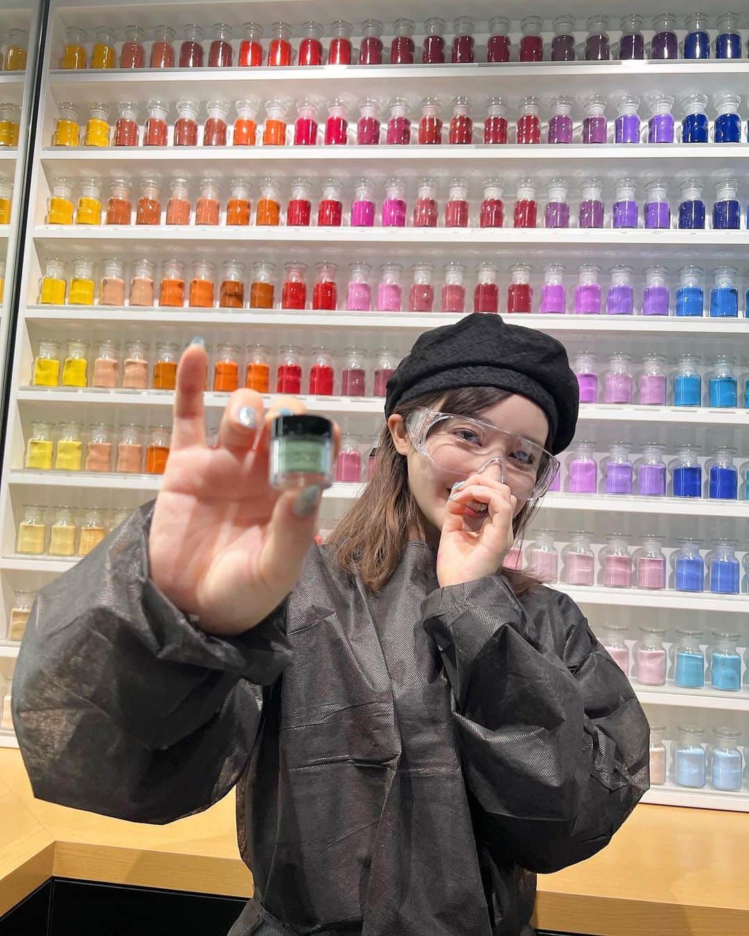 新希咲乃さんのインスタグラム写真 - (新希咲乃Instagram)「世界で1つだけのアイシャドウを作ってきたよ🩶  表参道にあるシュウウエムラのフラッグシップショップ shu tokyo makeup boxの「 ピグメントアトリエ」私はアイシャドウとして使いたいカラーを作りました♡  好きな色味と明るさ暗さ、好きなラメやグリッターを選んでから、2階ラボで調合👩‍🔬🔬📗 もう博士になった気分…♪♪ 教えてもらいながら自分で瓶から粉末を出すんだけど、0.01gとかの差で変わるから手汗すごかった😂  本当の実験みたいでとっても楽しいの！！  ベースの若草色を作ったら好きなラメ感を入れらるのでここでかなり個性が出ててくる。 私はブルーとシャンパンゴールドのラメを選んで 今まで見たことないようなアイシャドウになった！ このカラーは売ってないよね🧐 やっぱグリーン、イエロー夏になると大好きになるー！  大満足！最高の1つになりました！！！！ かわいいでしょーーーー😌  価格は7150円なのでこの体験をプレゼントしたり ある人のことを思って作ってあげたり…！！ これから私も沢山使っていこうと思いました！  他のカラーも作りたいな😚 みんなもぜひ、オリジナルカラー作ってみてね♥  担当して下さった @marisugata_shujp さんありがとうございました‪🌱‬   #シュウウエムラ  #ピグメントアトリエ  #shutokyomakeupbox   #オリジナルカラー  #shuuemura  #表参道」6月5日 18時02分 - niki_sakino