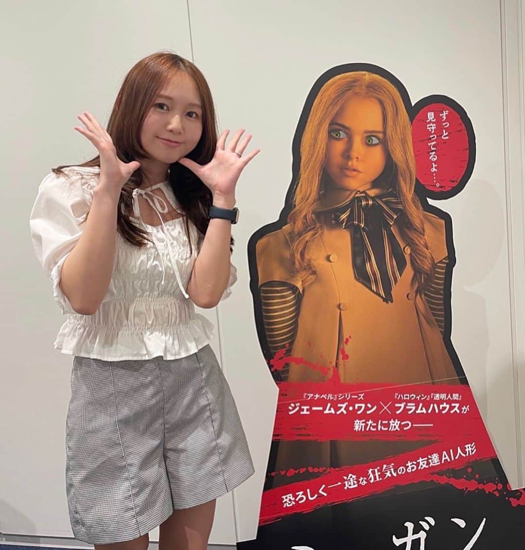 泉侑里さんのインスタグラム写真 - (泉侑里Instagram)「🧸 . ジェームズ・ワン✖️ブラムハウス 「M3GAN/ミーガン」  試写会にご招待いただき見てきました！ ほんっっっとに面白くて、 あっという間の102分でした👍✨  アメリカで予告が出てたからずっと 日本公開を楽しみにしていた映画。  感動もするし、社会課題も扱ってて、ちゃんと怖いしドキッとするし…もう100点満点です💯  ーー  AI 搭載の人形＜ミーガン＞ 個人的にビジュと服装が可愛くてかなり好き…💗💗  絵も上手で歌もうまくて心のケアもお世話もしてくれて、子からしても親からしても もう完璧っ！！！🥹✨✨ なんですが…愛情が重すぎるのよ。  ロボットとかＡＩみたいなものを扱った作品って今まで夢物語みたいに感じてたけど、 最近は特にＡＩによる技術の進歩を感じるから、あながち「あり得ない話ではない」ことも よりリアルに感じる…。  公開日は6/9(金)です✨ぜひ劇場へ！！  #映画ミーガン #M3GAN #PR」6月5日 18時09分 - imirixoxo
