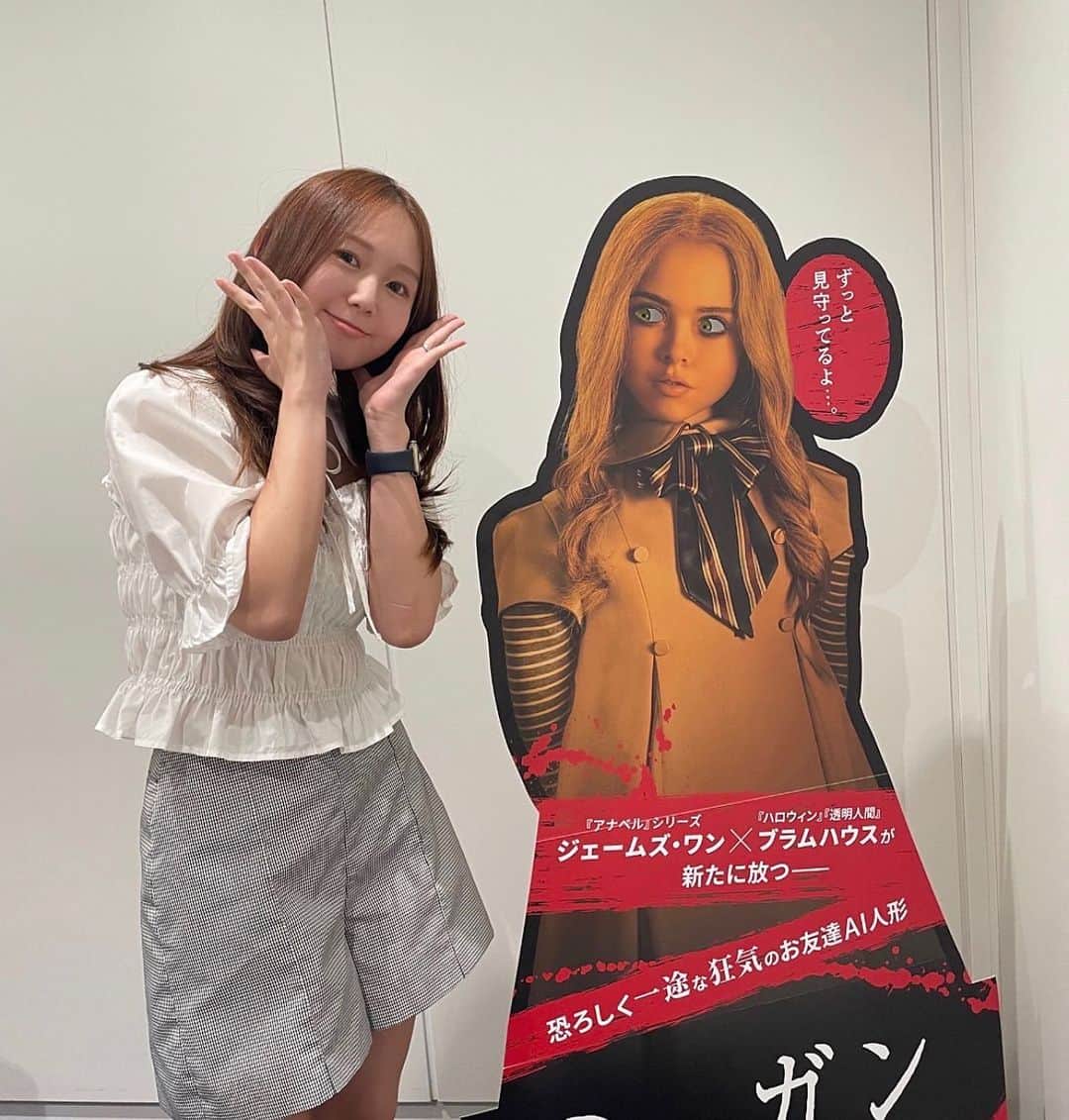 泉侑里さんのインスタグラム写真 - (泉侑里Instagram)「🧸 . ジェームズ・ワン✖️ブラムハウス 「M3GAN/ミーガン」  試写会にご招待いただき見てきました！ ほんっっっとに面白くて、 あっという間の102分でした👍✨  アメリカで予告が出てたからずっと 日本公開を楽しみにしていた映画。  感動もするし、社会課題も扱ってて、ちゃんと怖いしドキッとするし…もう100点満点です💯  ーー  AI 搭載の人形＜ミーガン＞ 個人的にビジュと服装が可愛くてかなり好き…💗💗  絵も上手で歌もうまくて心のケアもお世話もしてくれて、子からしても親からしても もう完璧っ！！！🥹✨✨ なんですが…愛情が重すぎるのよ。  ロボットとかＡＩみたいなものを扱った作品って今まで夢物語みたいに感じてたけど、 最近は特にＡＩによる技術の進歩を感じるから、あながち「あり得ない話ではない」ことも よりリアルに感じる…。  公開日は6/9(金)です✨ぜひ劇場へ！！  #映画ミーガン #M3GAN #PR」6月5日 18時09分 - imirixoxo