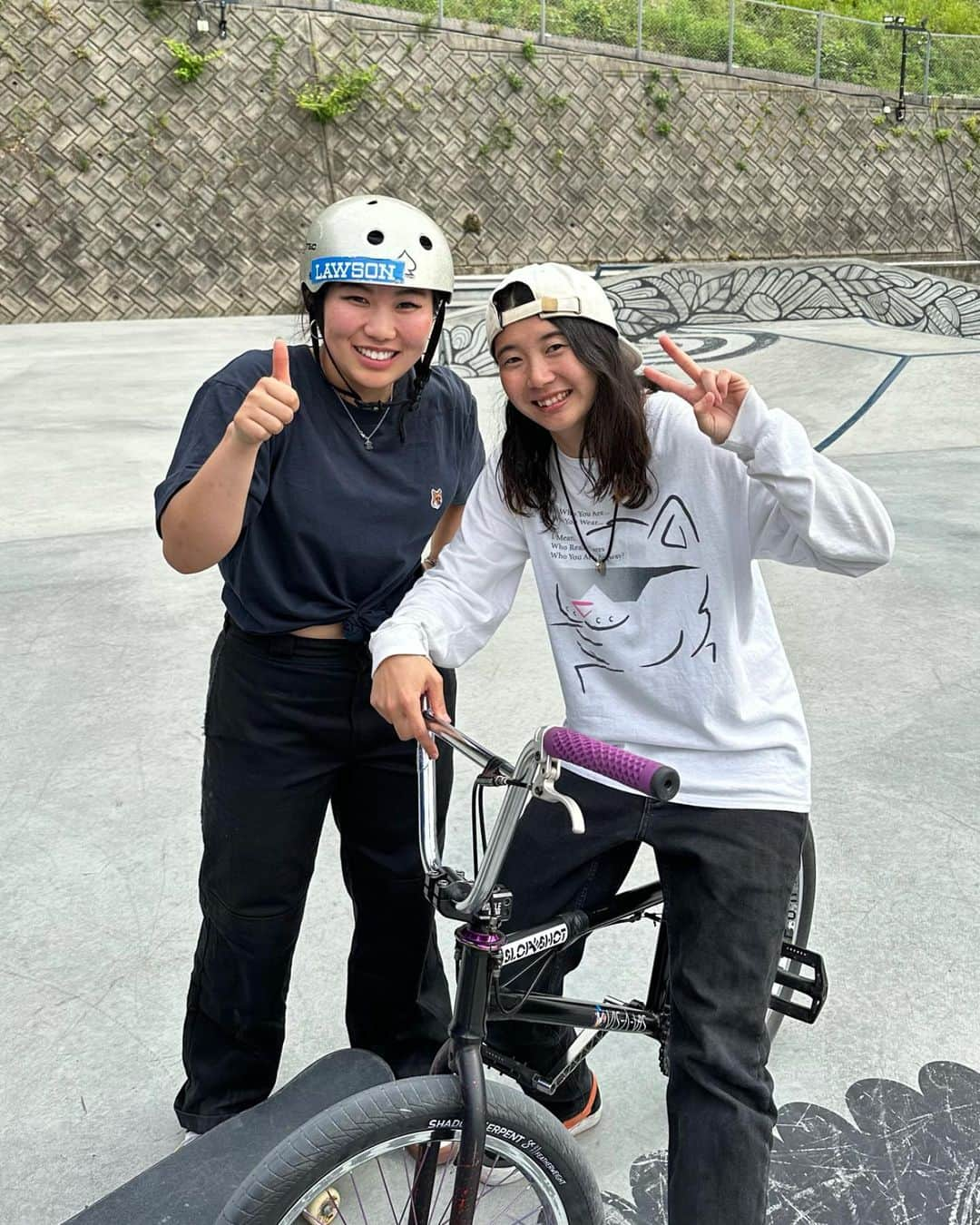 大池水杜のインスタグラム：「with @kisanakamuraa 🛹 I just pushed with a bowl at @hiroe_forest_skatepark   きさと会うの何年ぶりだろ！きさのスケート昔からめちゃカッコ良くて好き🔥 うちはボウルでプッシュ🙌🏼  @visavis_jp #slopeshot #VANS #bern #タウン情報おかやま #ライト電業 #bmx #bmxgirl #bmxfreestyle #bmxwomen #skateboard」