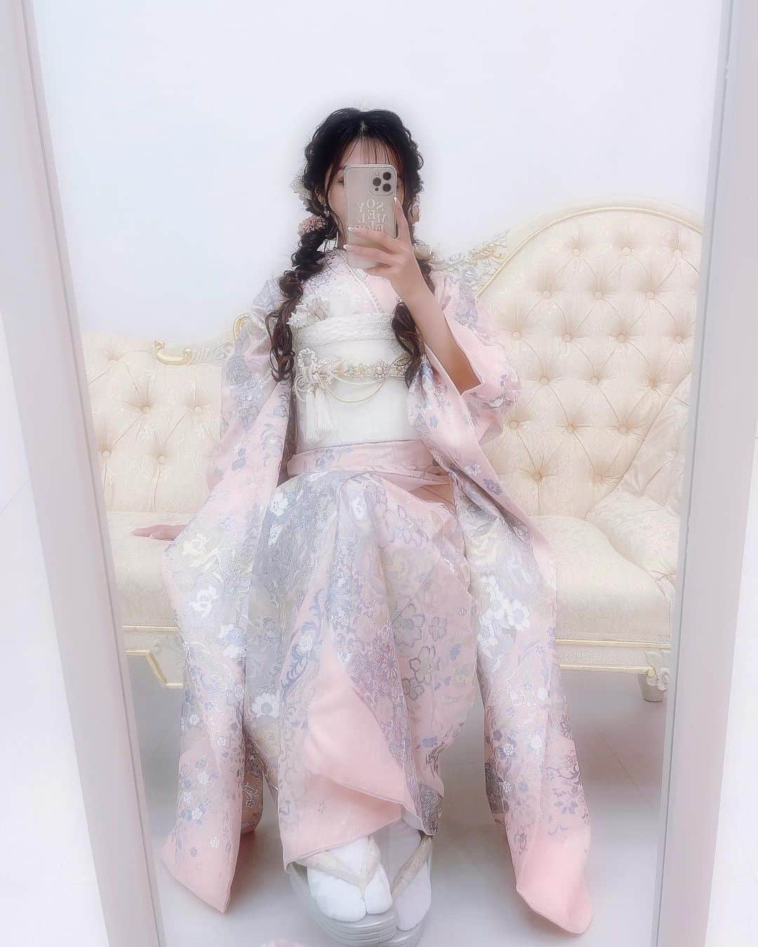 AMIのインスタグラム：「𝐁𝐢𝐰𝐚𝐒𝐚𝐤𝐮𝐫𝐚 💕 . 𝐥𝐨𝐯𝐞𝐥𝐲 𝐭𝐰𝐢𝐧 𝐭𝐚𝐢𝐥👧🤍🫧𓂃𓈒𓏸 @biwasakura_official  . . . 韓国風振袖🇰🇷☁ 色違いのピンク🎀🪞◌𓈒 . . ろりらぶりぃのツイン バリ人気でした🫠 . . . . . . . . . . . . . . . #ootd #fashion #nail #likeforlikes  #followforfollowback #hairstyle  #振袖 #振袖ヘア #成人式 #成人式ヘア  #袴 #卒業式 #振袖前撮り #振袖ネイル #成人式ヘアセット #振袖レンタル  #ヘアアレンジ #ヘアスタイル #髪飾り  #ファッション #びわ桜 #金箔  #ヘアセット  #biwa桜 #ネイル #ネイルデザイン  #ロリータ #韓国ファッション #韓国 #韓国振袖」