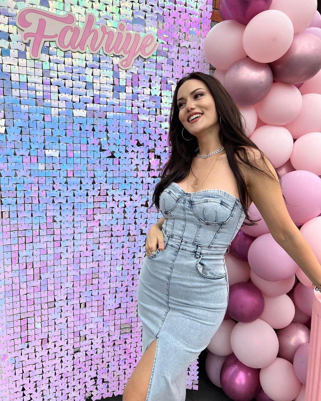 Fahriye Evcenさんのインスタグラム写真 - (Fahriye EvcenInstagram)「🩷 Hey there! It's my birthdaaayy 🤩🥳」6月5日 18時11分 - evcenf