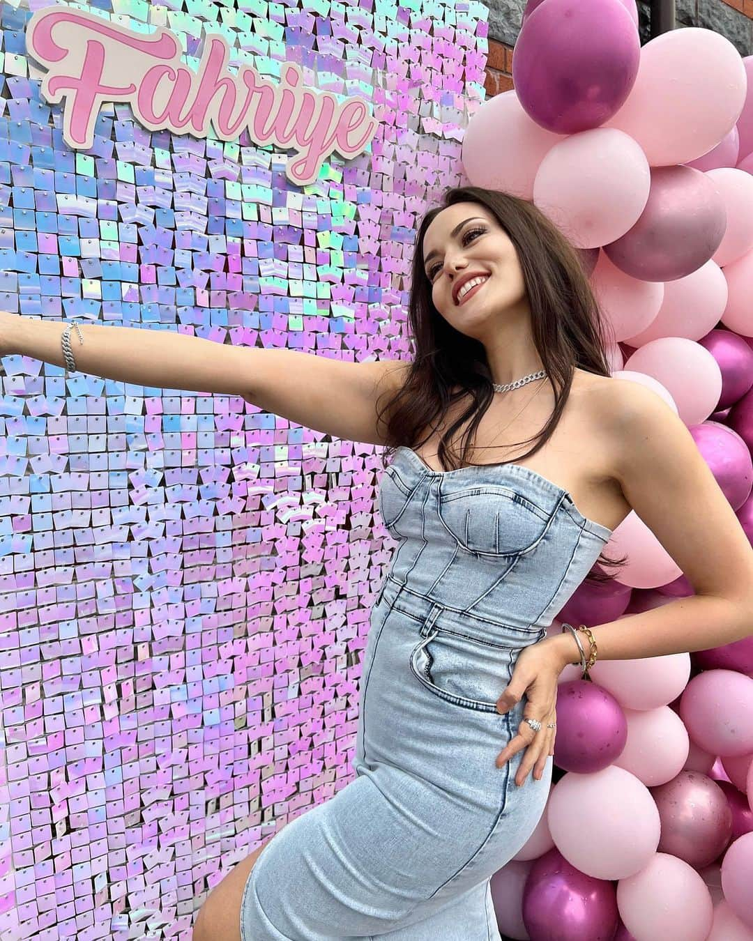 Fahriye Evcenさんのインスタグラム写真 - (Fahriye EvcenInstagram)「🩷 Hey there! It's my birthdaaayy 🤩🥳」6月5日 18時11分 - evcenf