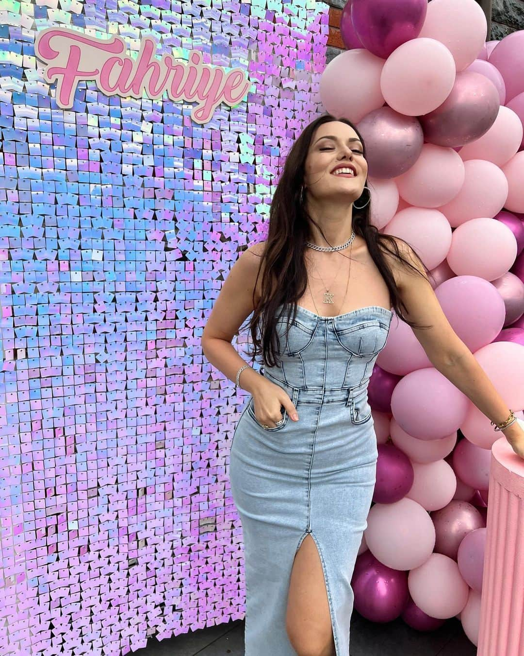 Fahriye Evcenさんのインスタグラム写真 - (Fahriye EvcenInstagram)「🩷 Hey there! It's my birthdaaayy 🤩🥳」6月5日 18時11分 - evcenf