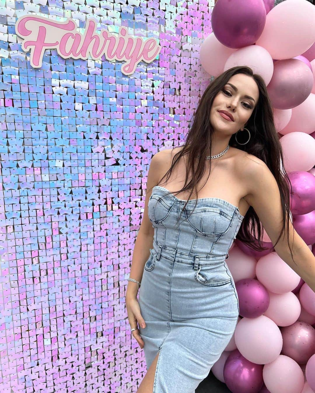 Fahriye Evcenさんのインスタグラム写真 - (Fahriye EvcenInstagram)「🩷 Hey there! It's my birthdaaayy 🤩🥳」6月5日 18時11分 - evcenf