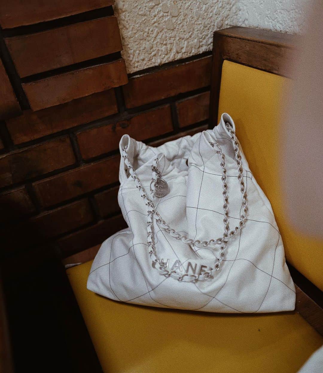正中雅子のインスタグラム：「@chanelofficial 🤍  今年買ってよかったbag🖤  #CHANEL#CHANEL22」