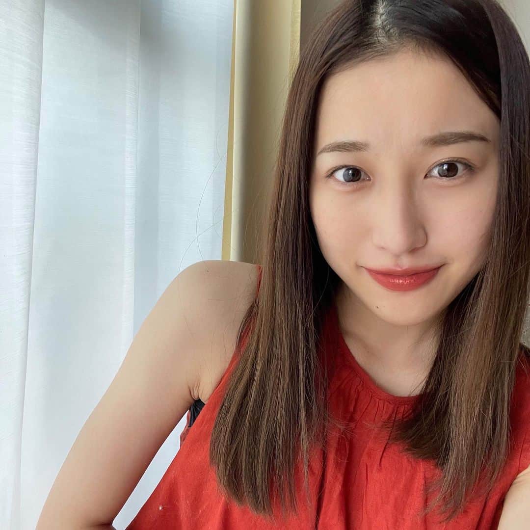 のインスタグラム：「ちょっと前髪切りたくなってきた.....😵」