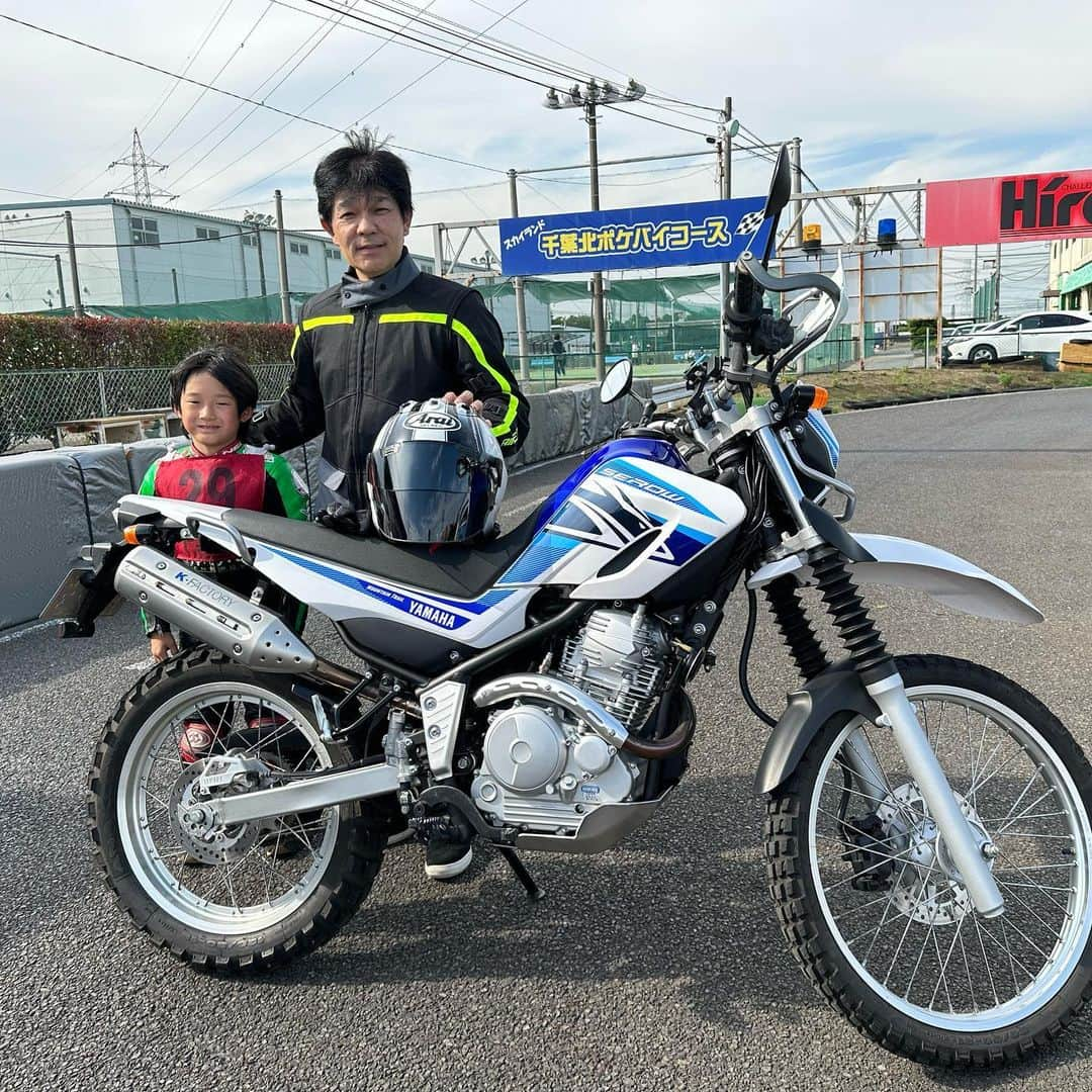 原田哲也のインスタグラム：「今日は天気が良いので房総までツーリングに行きたかったのですが、腰痛で断念！ そのかわり家の近所をプチツーリング！僕の原点！千葉北ポケバイコースに遊びに行って来ました！ 未来のMotogp ライダー練習してましたよ😀  僕の愛車セローの事を少し書きたいと思います。昨年11月にバッテリーをリチウムに変えるとバッテリー上がりしにくくなるのと電圧が安定してパワーも上がると聞いたのでSHORAIバッテリーに変え MSセーリング竹内さんにお願いしてベンチテスト！パワーは正直上がりませんでしたがトルクの谷が少し良くなりました。 まっ！正直自走ではわからないレベルですが。。。。 でも先日の奈良の林道ツーリングまで昨年11月からほったらかしで置いておいたのに一発始動正直驚きました‼️ 重量も軽くなるしバッテリー上がりを気にされてる方にはオススメです。 因みにこのバッテリー褒めていますが案件ではないですよ ちゃんと買いました笑！ 良い物なので書かせて頂きました！ バッテリー交換を検討されている方は是非MSセーリングさんに相談してみて下さい。 僕のオススメショップです👍 #araihelmet #dainese #yamaha #serro250 #セロー250 #千葉北ポケバイコース #msセーリング #ツーリング」