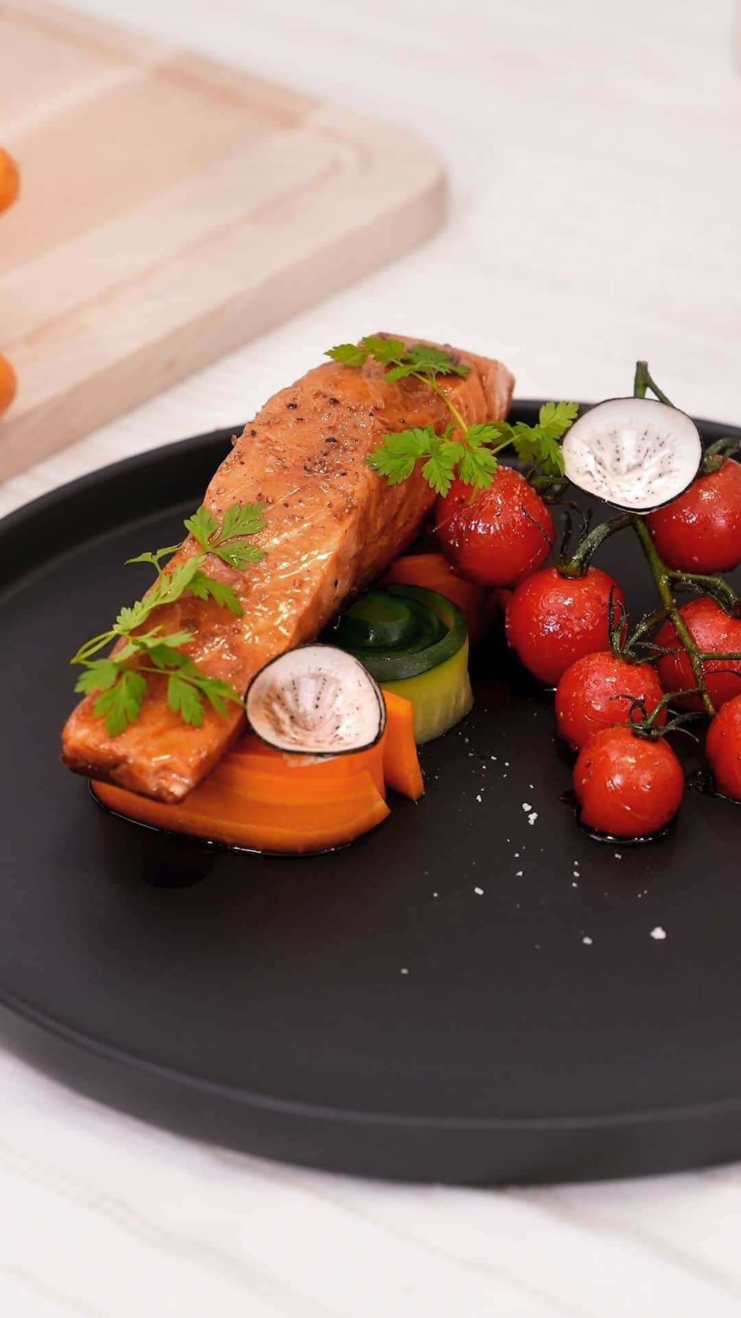 auchan_franceのインスタグラム：「Sortez vos tabliers 🧑‍🍳  C’est le moment de tester notre recette coup de cœur du jour : un délicieux saumon laqué au miel de soja réalisé par @topchefm6 et @cuisineAZ 😋  #Auchan #Recette #TopChef #CuisineAZ」
