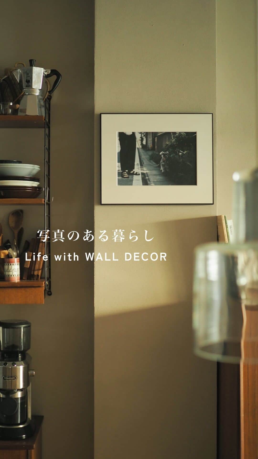 WALL DECOR (ウォールデコ）のインスタグラム：「【写真のある暮らし】  大阪府に住む雑貨屋店主・@hak_miさんのご自宅。 木を基調とした温かみのある雰囲気で統一された 空間のポイントを教えてくださいました。  「家具や雑貨を買うときは、 色味に気をつけています。  木を使った雑貨が多く、 セレクトする際は、 馴染みのいいブラウンや黒のものを。  アクセントをプラスするために、 キリムのクッションや柄の入ったラグなど、 カラフルな布小物をMIXさせて その時の気分で楽しんでいます。」  そんな@hak_miさんは、ご主人が撮影した一枚を「WALL DECOR」に。  ーーーーーーーーーーーーーーーーー  「夫が写真が好きでいつもカメラを持ち歩いて、 日常を撮っています。  写真は、私の足元と散歩中の愛犬の一枚。 愛犬の表情がとても気に入っています。  WALL DECORの側面のブラックフレームが 空間を引き締めてくれてとても良いです！  リビングの柱がある少し出っ張った部分に、 ずっと何か飾りたいと思っていたので、 いつもお気に入りの写真を眺められて嬉しいです。」  ーーーーーーーーーーーーーーーーー  写真をパネルにできる「WALL DECOR」 ギャラリータイプ A4サイズ相当 ディープマット印刷 / 側面の色：ブラック  comment 「壁に掛けやすい軽い素材で作られているのに フレームや台紙、写真の質感に高級感があって気に入ってます。 写真もクラシックな色味のものにしたので、お部屋にも馴染んでいます。」  #写真好きな人とつながりたい #アンティークのある暮らし #カメラ好きな人と繋がりたい #インテリア好き #インテリアデザイン #アンティーク家具#部屋づくり #植物のある生活 #インテリア小物 #家づくりアイデア #北欧ナチュラル #インテリア好きな人と繋がりたい #グリーンのある生活 #グリーンのある暮らし」