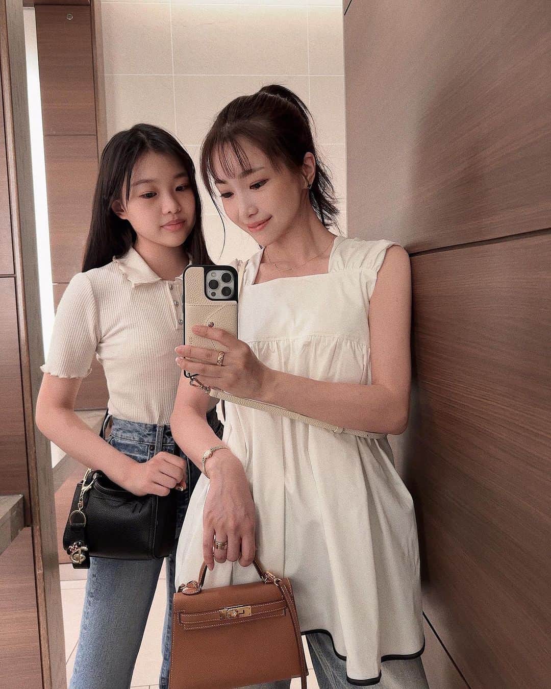 喜田彩子のインスタグラム：「⁡ ⁡ 昨日の娘とオンマ。 白×デニムでした🤍🩵 ⁡ Live中にも質問いただいたTOPSは @meri.onlinestore さんと 可愛い可愛いしおりん( @shiorin0802suzuki )とのコラボだよ！ ストーリーにリンク付きで載せました📱✨ ⁡ 大人気で既に完売していますが、 再入荷リクエストが出来るみたいなので是非見てみてねっ♩ ⁡ ⁡ ハリ感のある生地だから出るこのボリュームが好き♡♡ 後ろの紐で長さ調整ができるので体型に合わせて着れるよ〜！ 私は横幅を少し狭くしたくて紐を結んだよぉう🕊️🌱 ⁡  TOPS... @meri.onlinestore × @shiorin0802suzuki  BOTTOM... @moussyofficial  BAG... @hermes  ⁡ #meri #ミーリー#ミリコのミリ #fashion #outfit #ootd #coordinate #패션 #오오티디 #데일리룩 #코디스타그램 #악세사리 #오늘뭐입지 #좋아요 #156センチコーデ #sサイズコーデ #夏コーデ #シンプルコーデ #ファッション #コーディネート #コーデ」